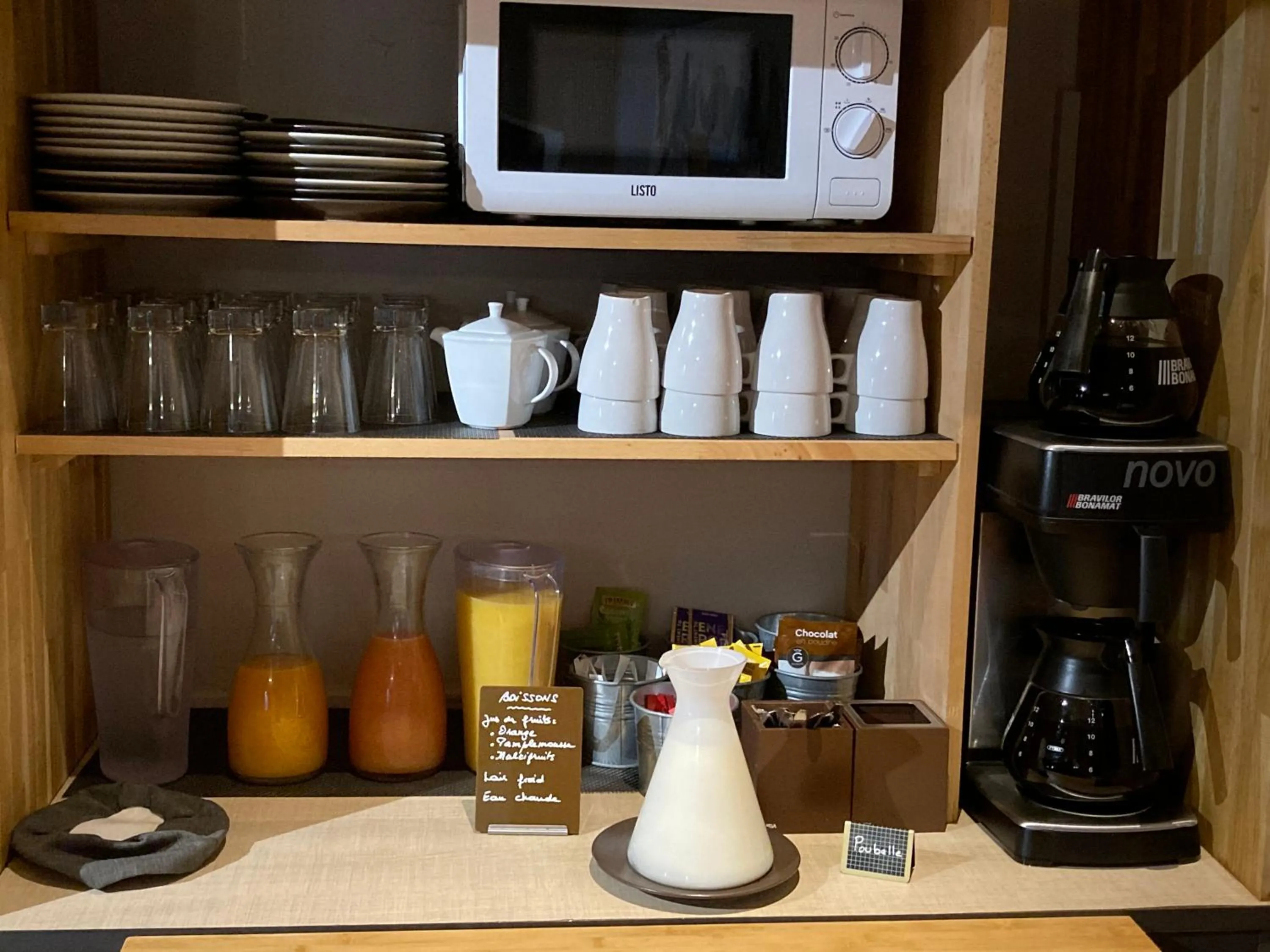 Breakfast in Logis Hôtel Restaurant Les Aubuns