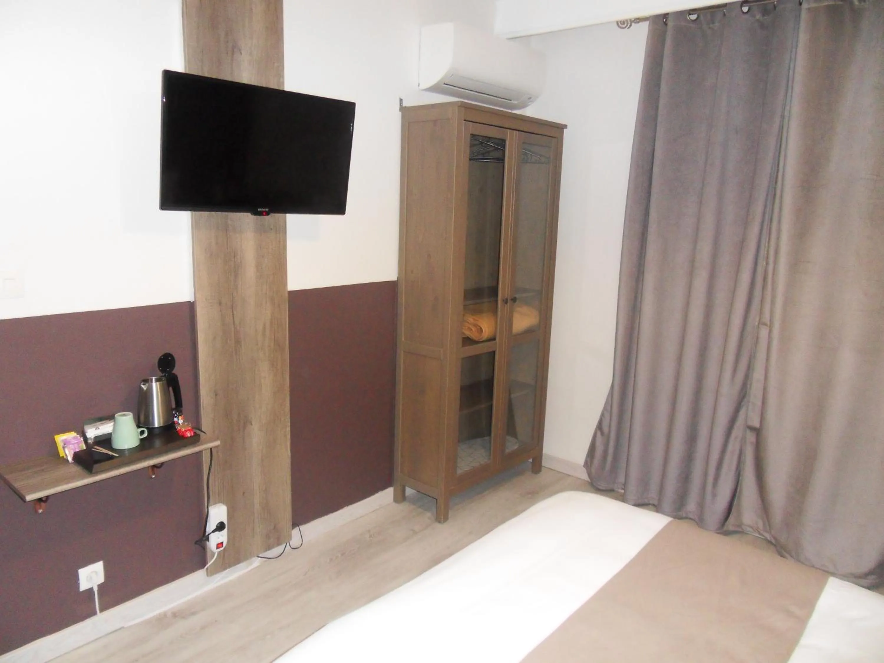 Coffee/tea facilities in Logis Hôtel Restaurant Les Aubuns