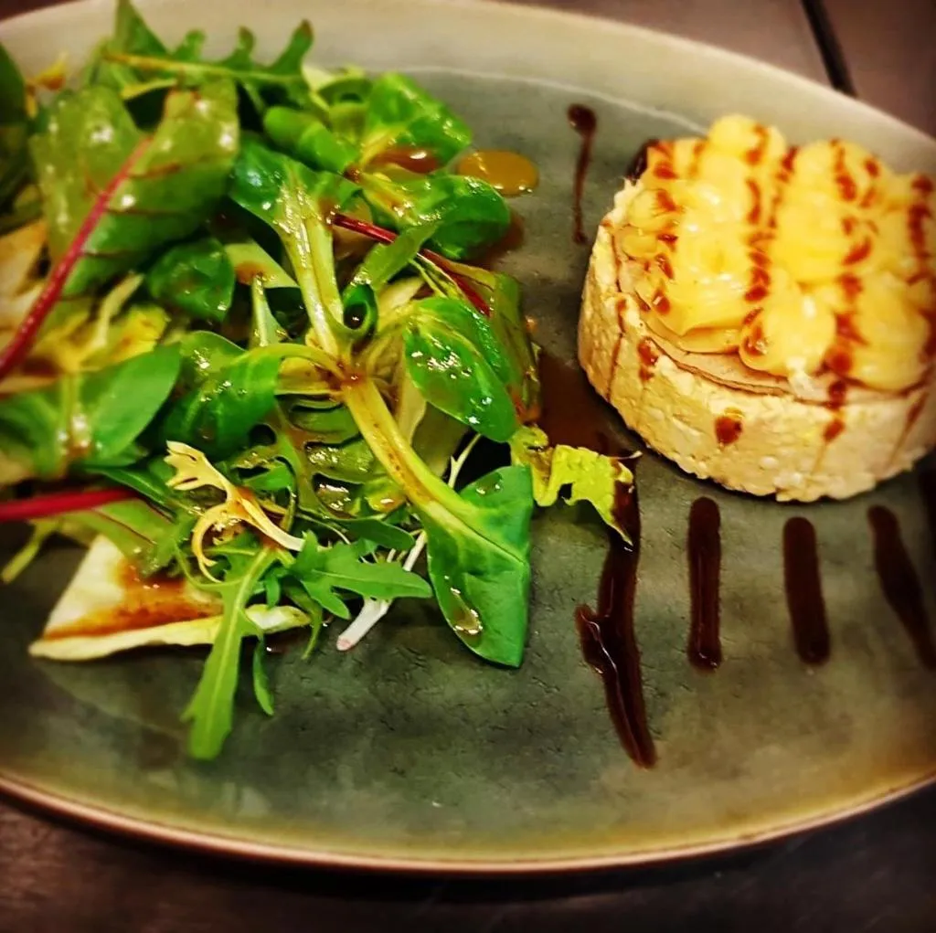 Food and drinks in Logis Hôtel Restaurant Les Aubuns