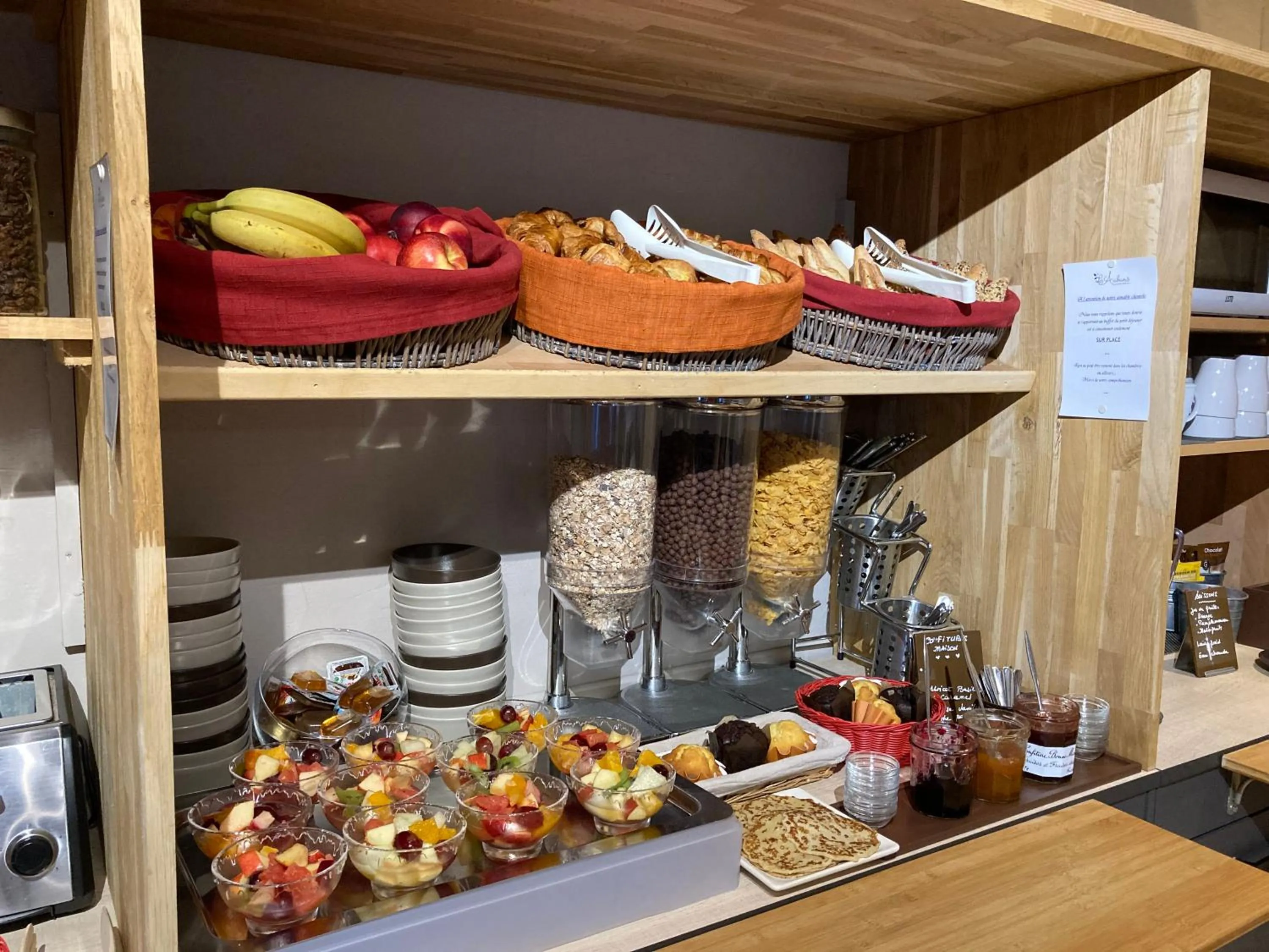 Breakfast in Logis Hôtel Restaurant Les Aubuns