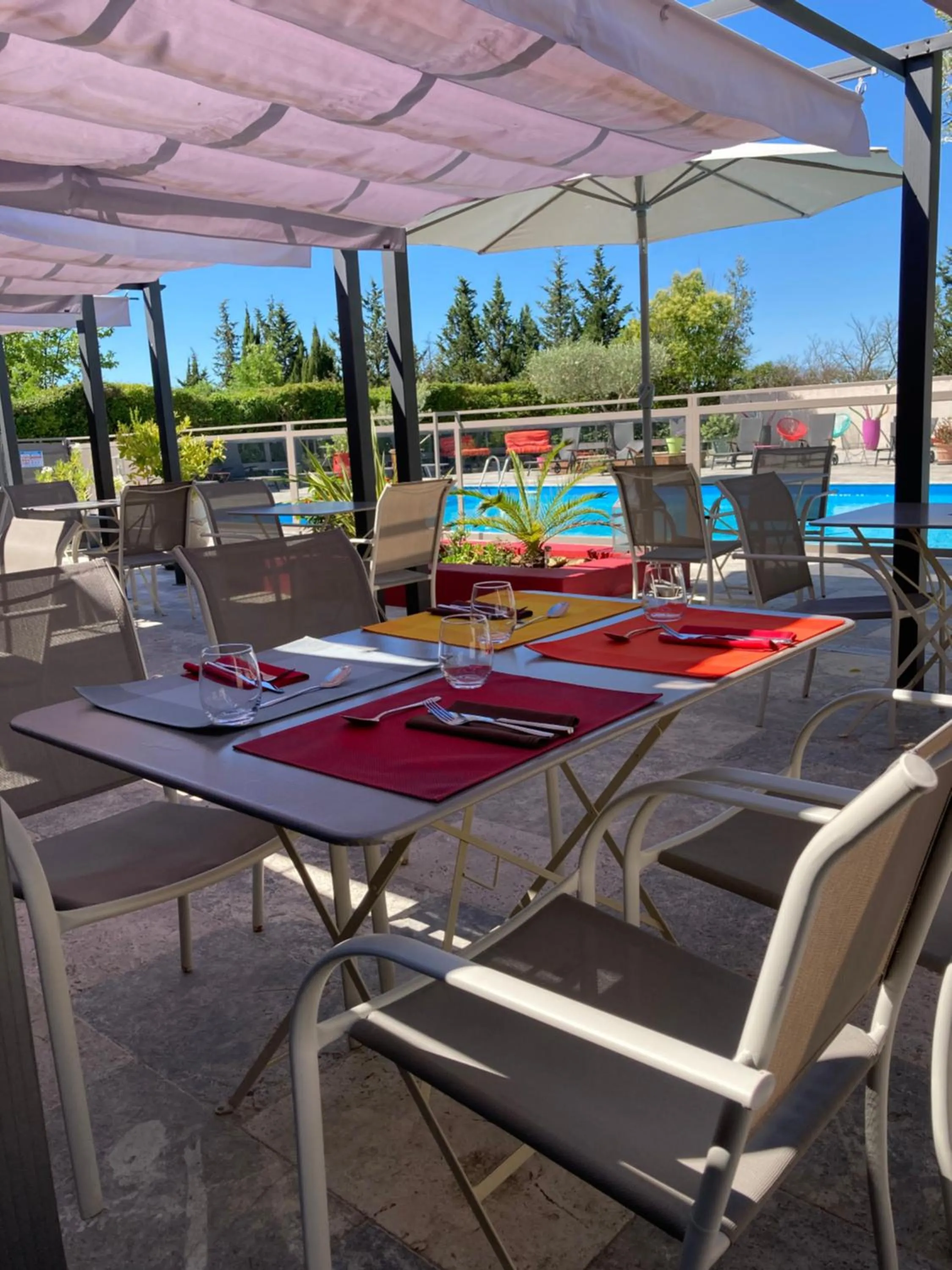 Restaurant/places to eat in Logis Hôtel Restaurant Les Aubuns