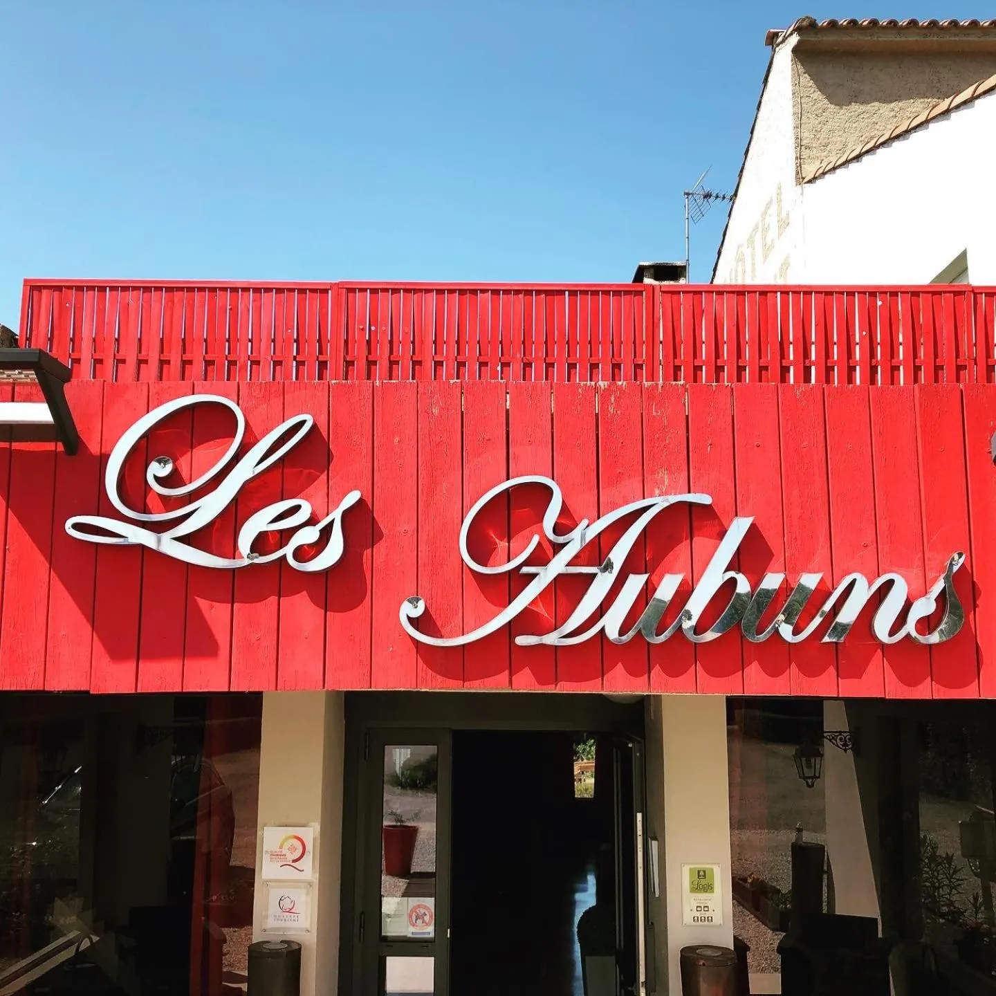 Property building in Logis Hôtel Restaurant Les Aubuns