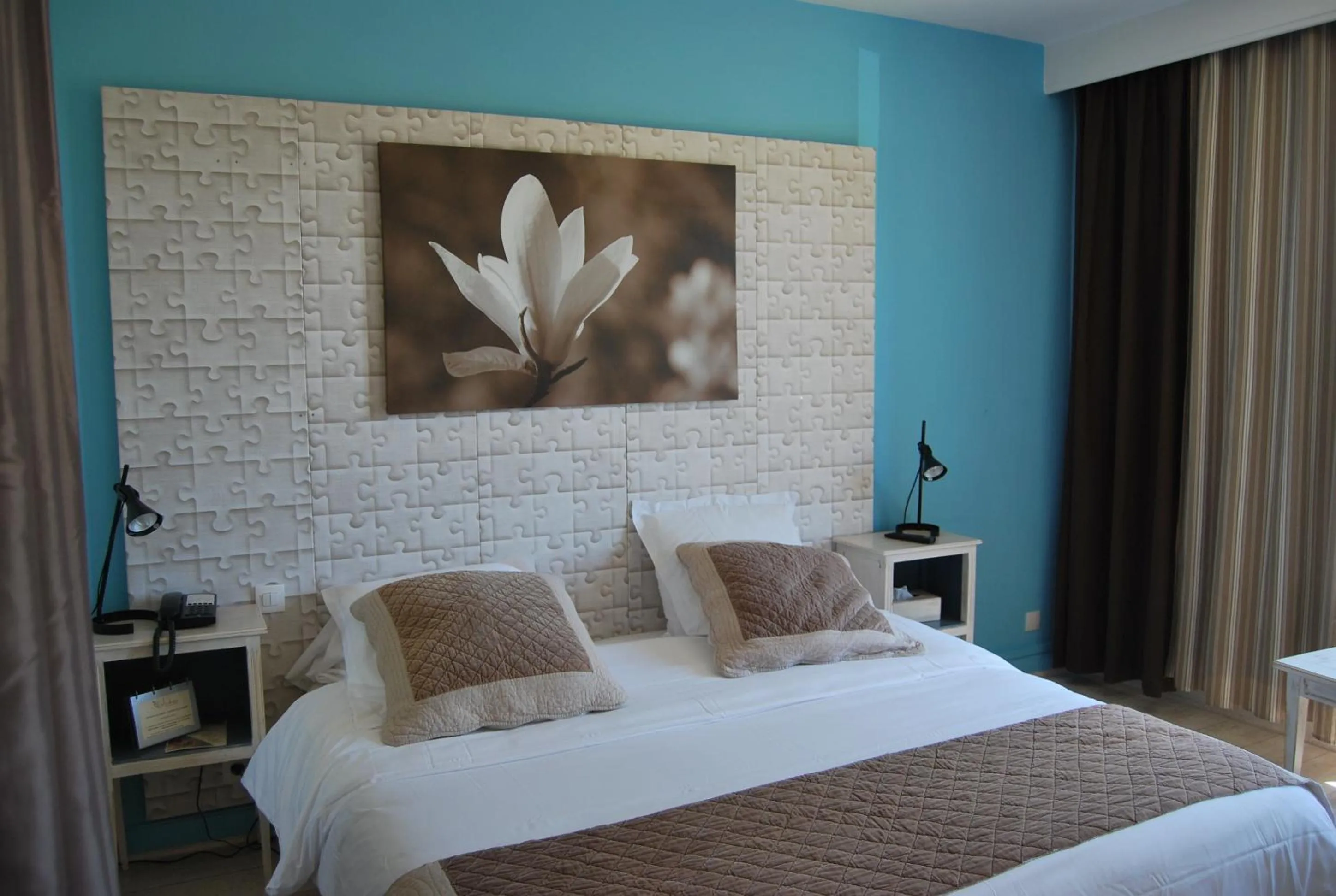 Bed in Logis Hôtel Restaurant Les Aubuns