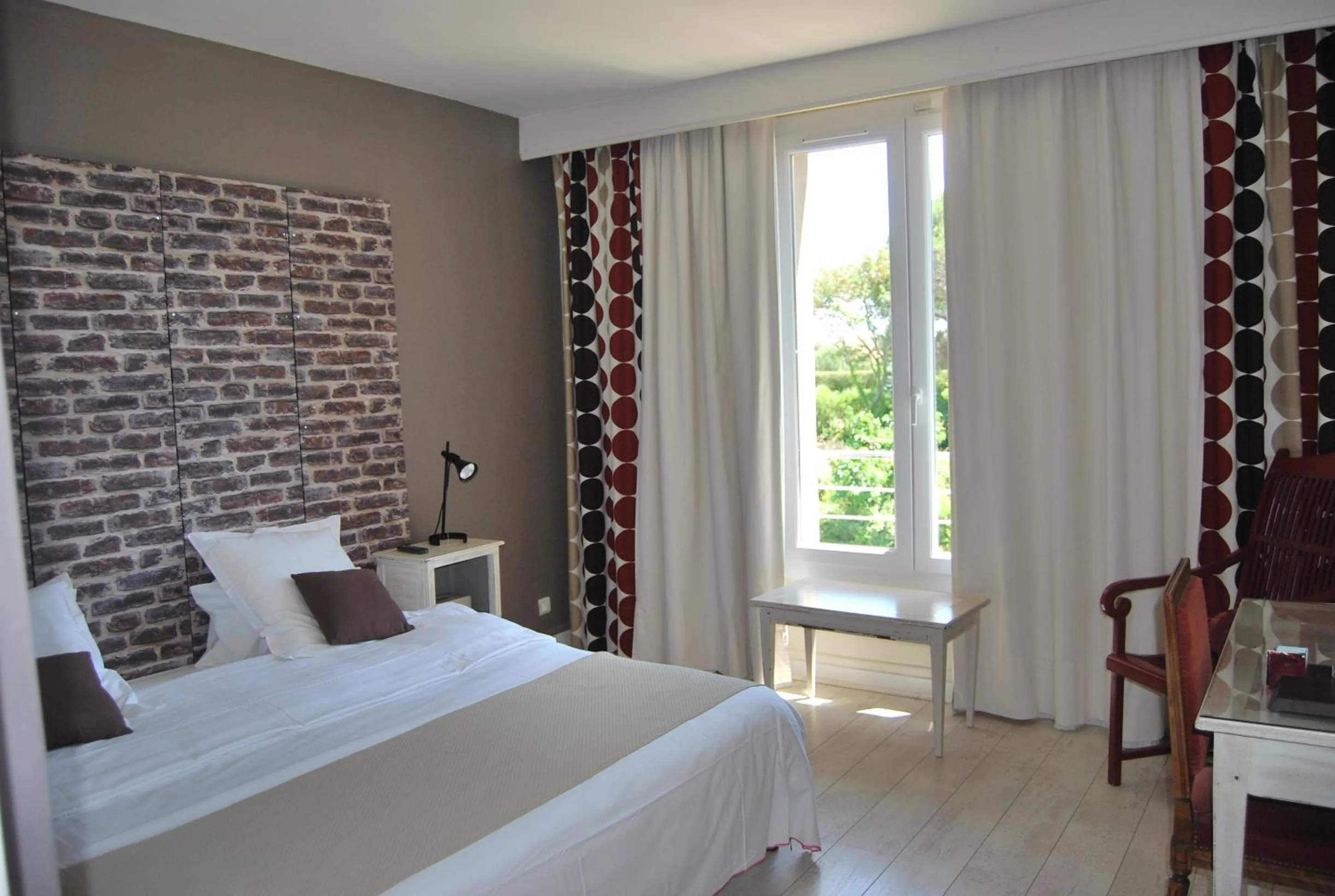 Bed in Logis Hôtel Restaurant Les Aubuns