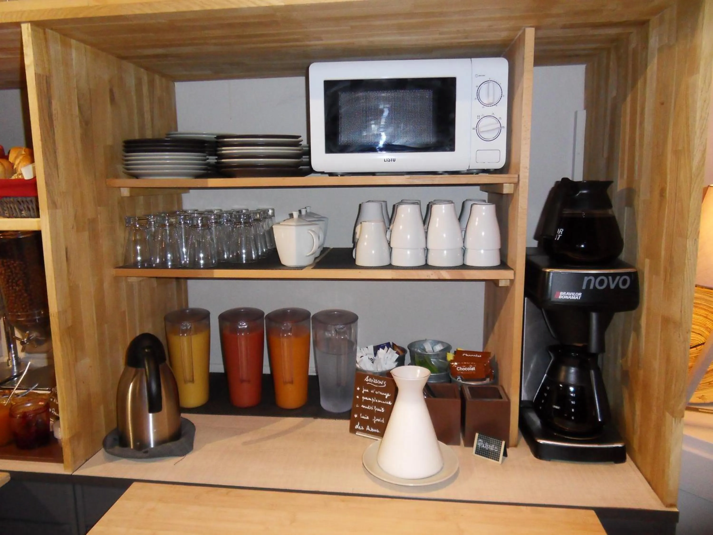 Breakfast in Logis Hôtel Restaurant Les Aubuns