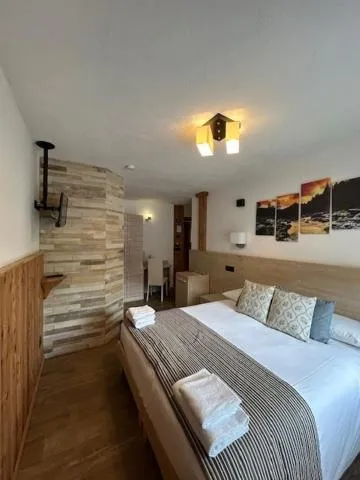 Bed in Edelweiss Hotel Champoluc