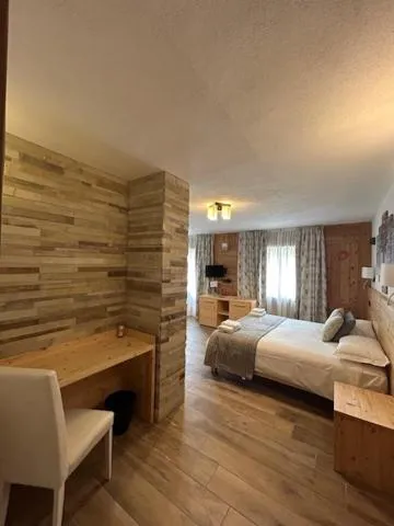 Bed in Edelweiss Hotel Champoluc