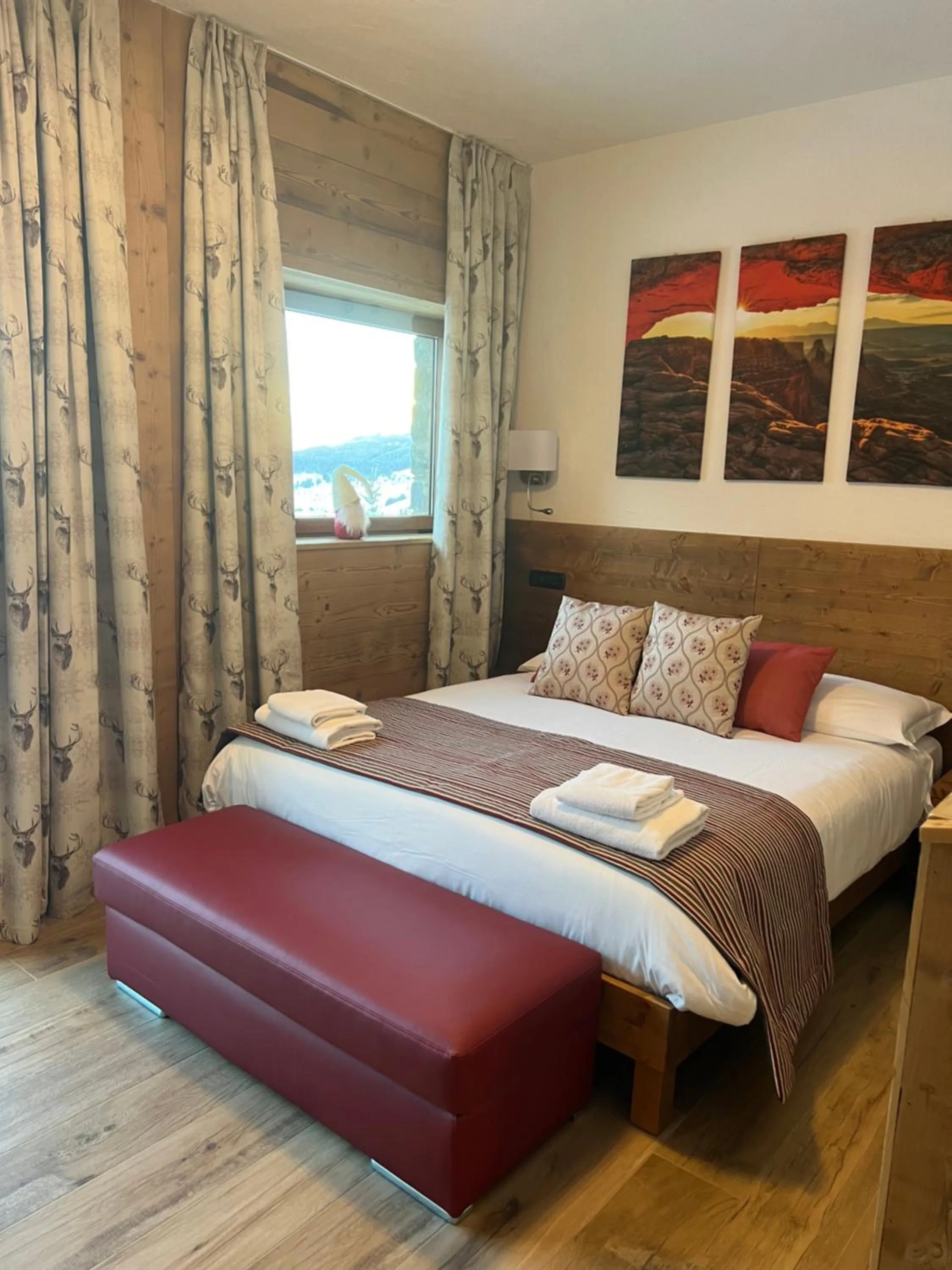 Photo of the whole room, Bed in Edelweiss Hotel Champoluc