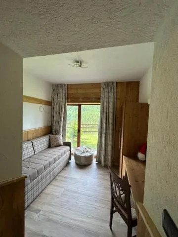 Living room, Bed in Edelweiss Hotel Champoluc