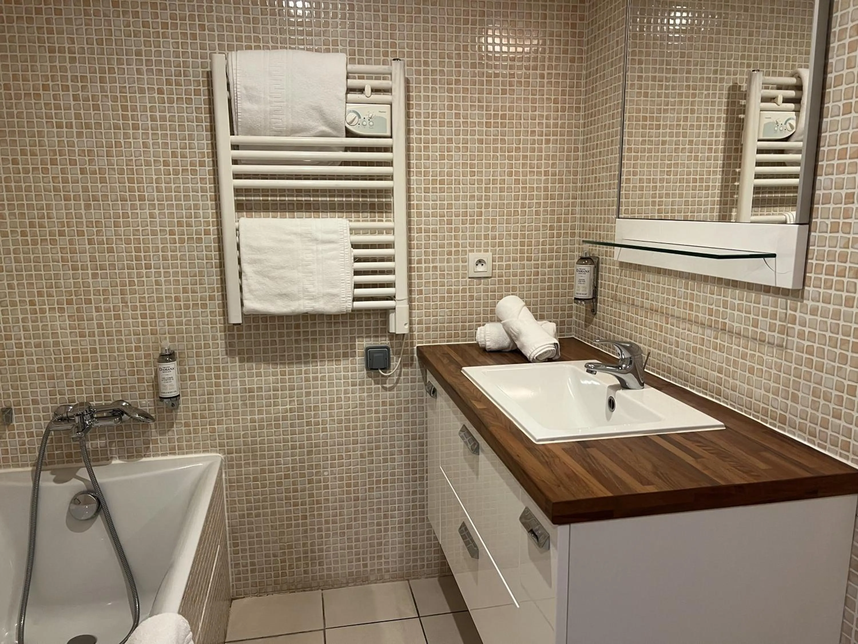 Shower in La Loggia Appart'Hôtel & Spa