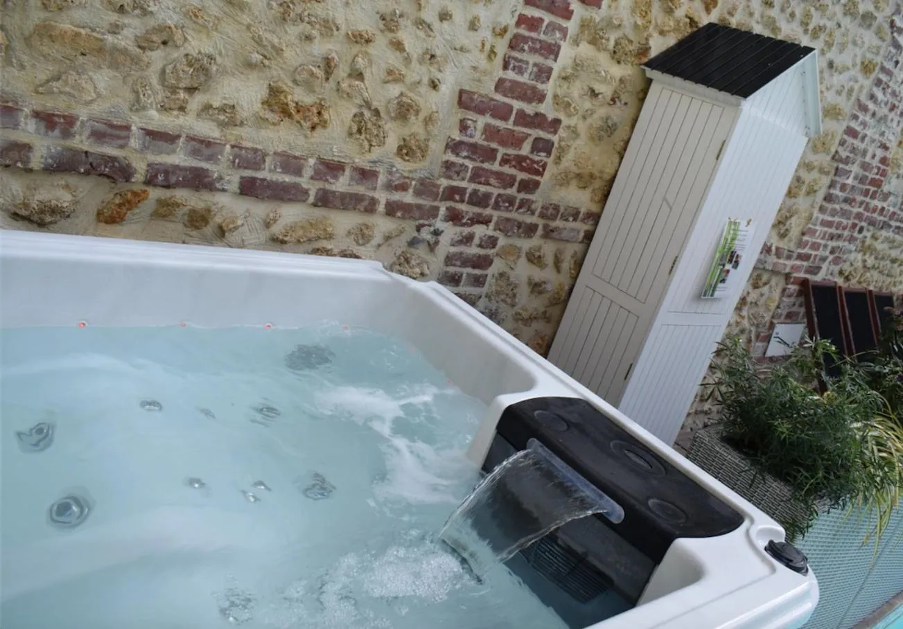 Hot Tub in La Loggia Appart'Hôtel & Spa