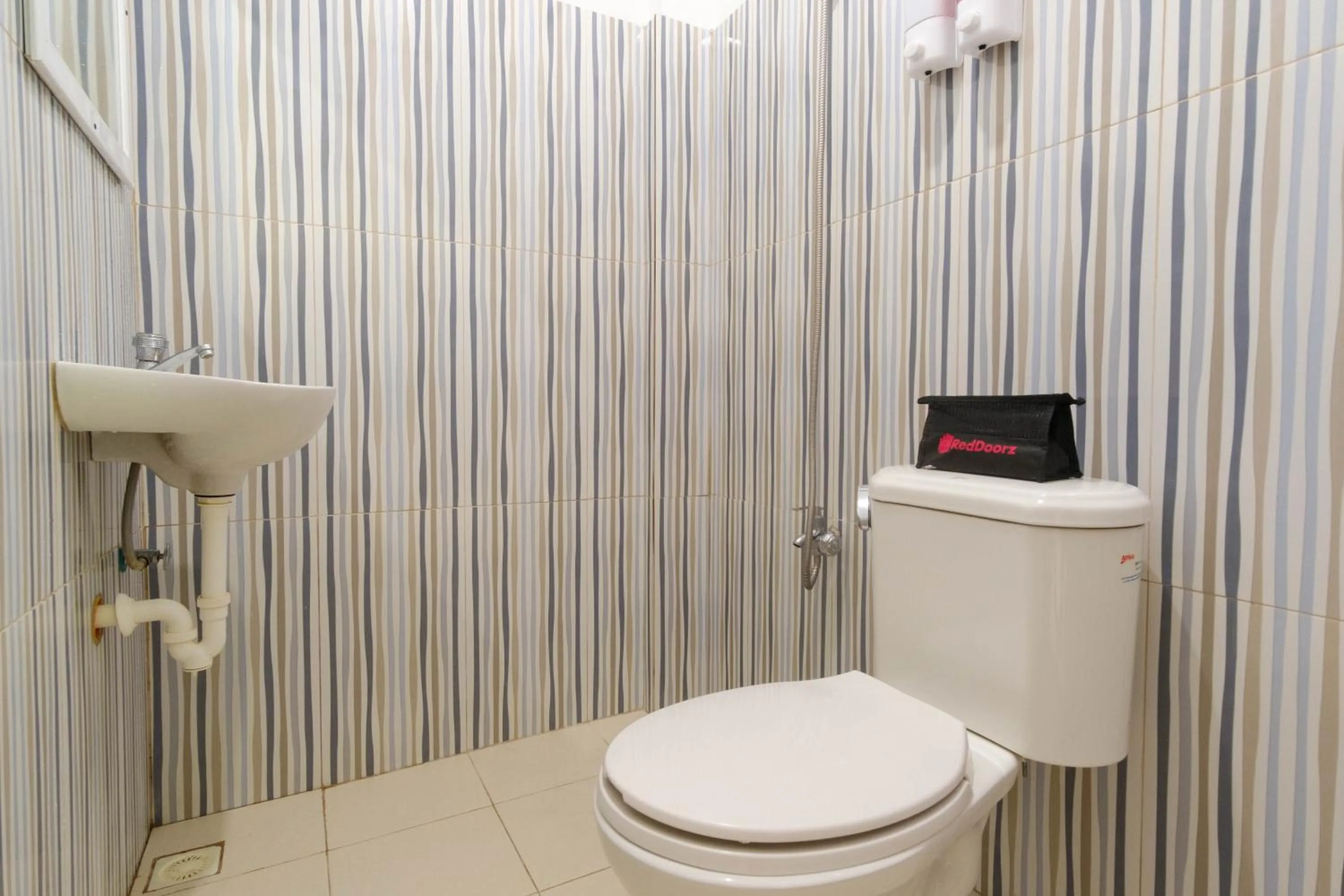 Bathroom in RedDoorz @ Prince JB Beach Resort Zambales