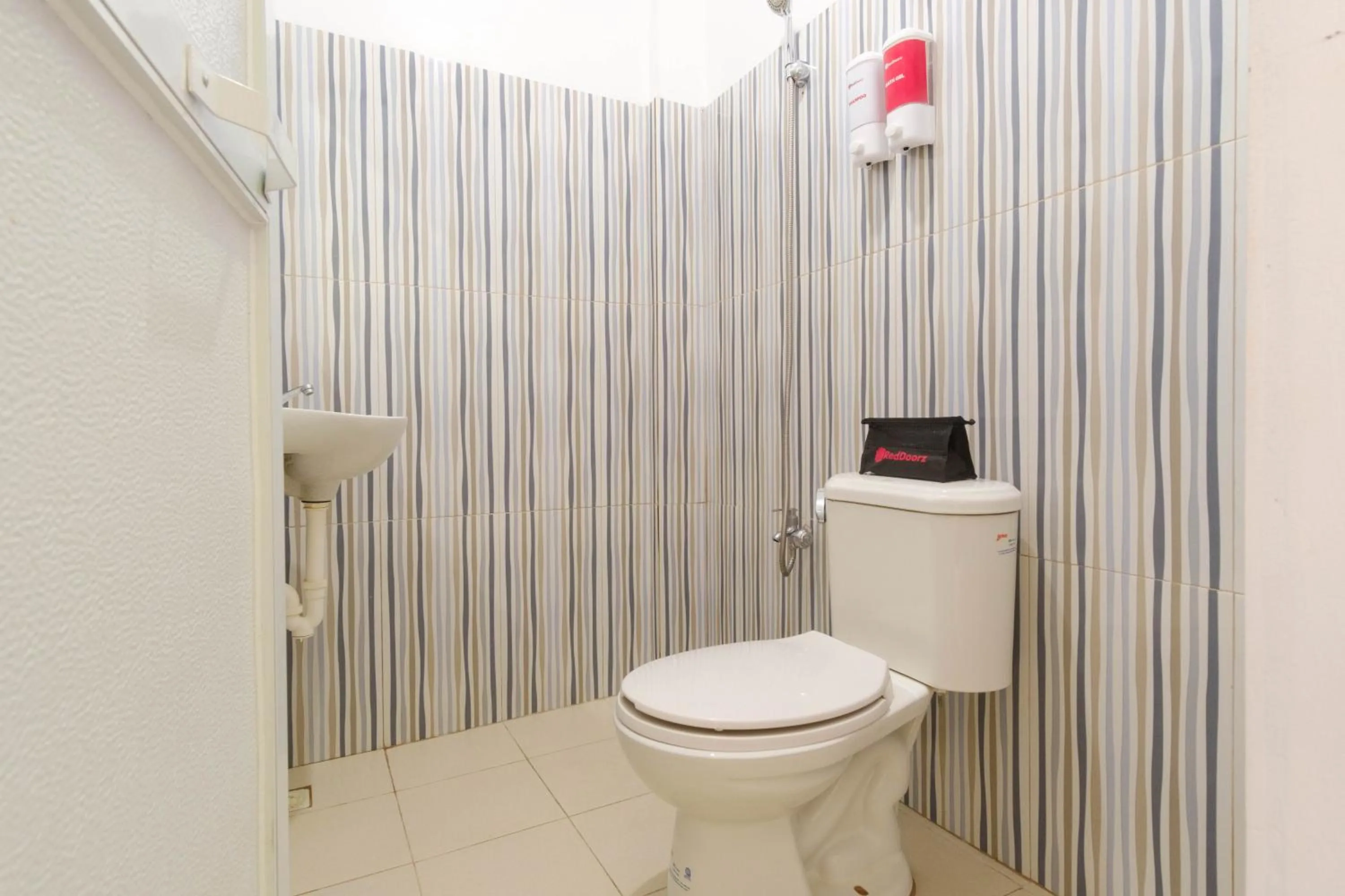 Bathroom in RedDoorz @ Prince JB Beach Resort Zambales