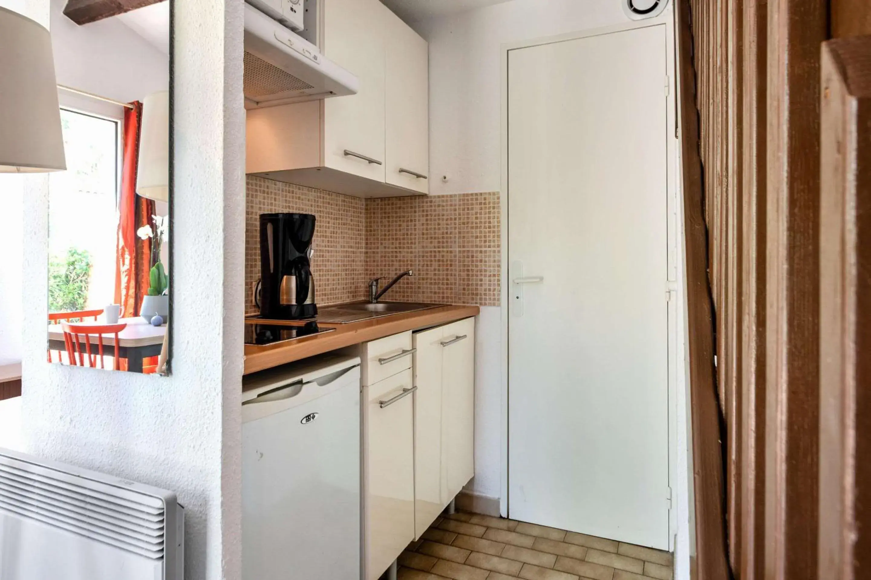 Kitchen or kitchenette in Comfort Aparthotel Mandelieu la Napoule Village Kitchen or kitchenette in Comfort Aparthotel Mandelieu la Napoule Village