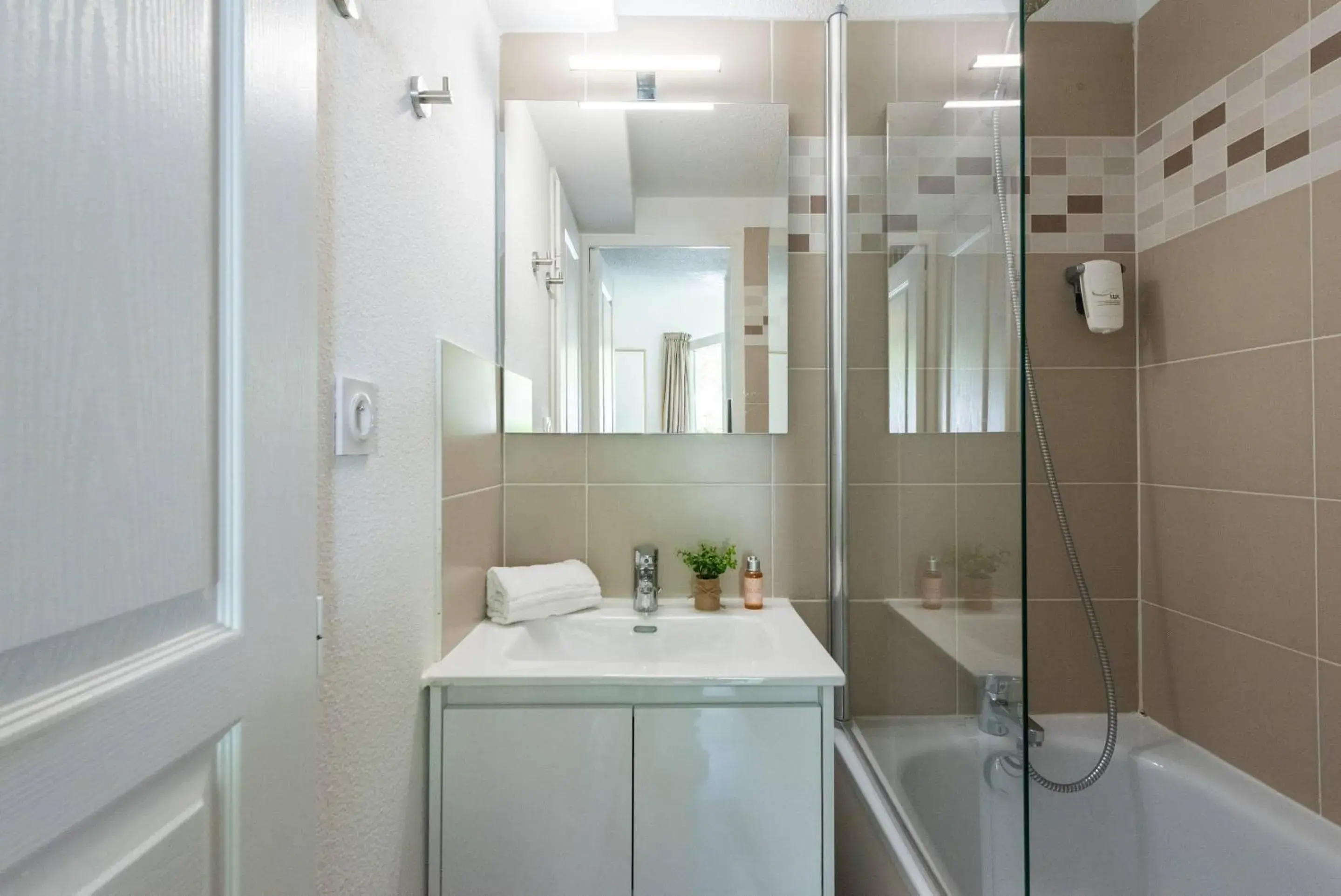 Bedroom in Comfort Aparthotel Mandelieu la Napoule Village Bedroom in Comfort Aparthotel Mandelieu la Napoule Village