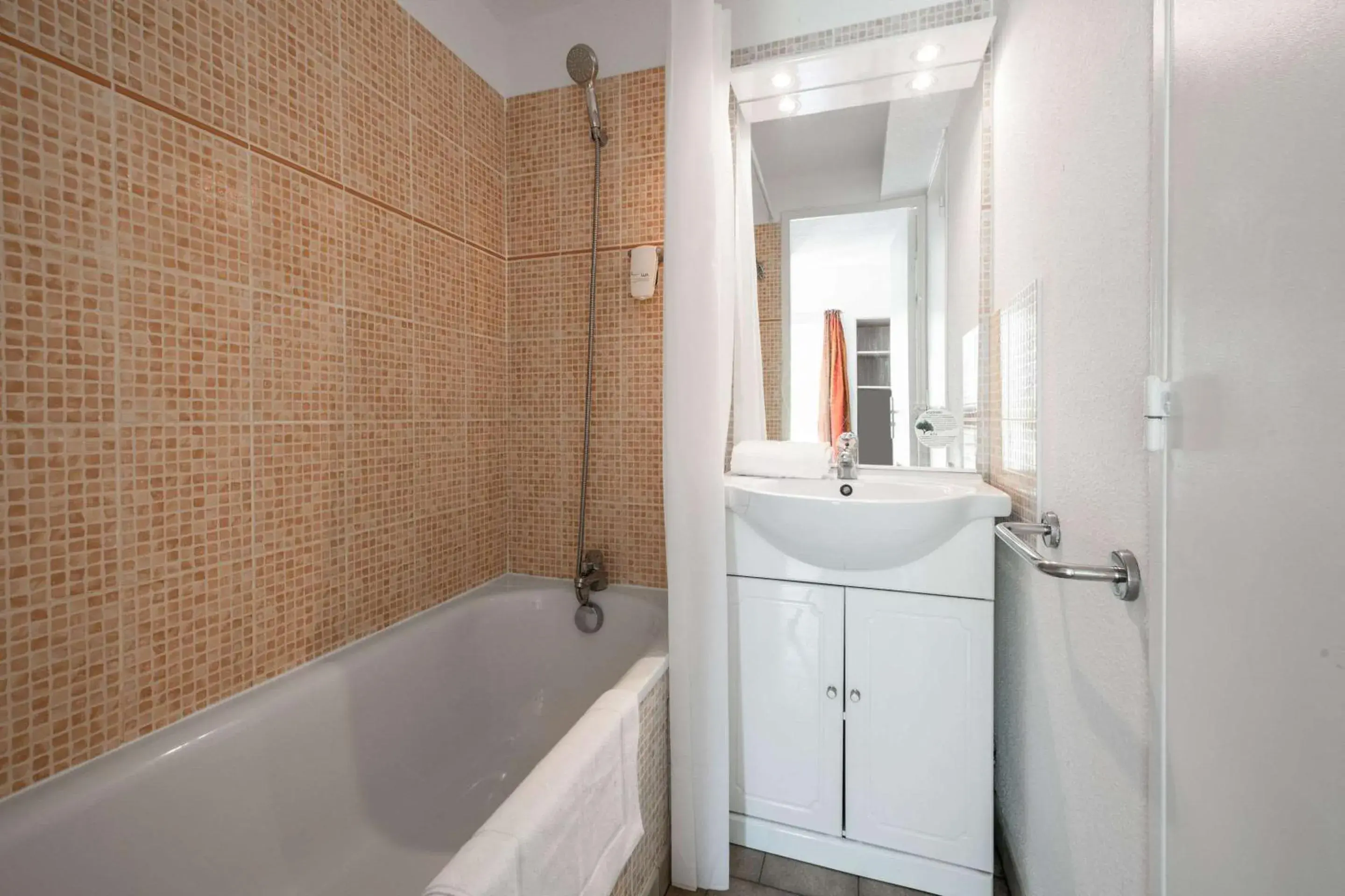 Bedroom in Comfort Aparthotel Mandelieu la Napoule Village Bedroom in Comfort Aparthotel Mandelieu la Napoule Village