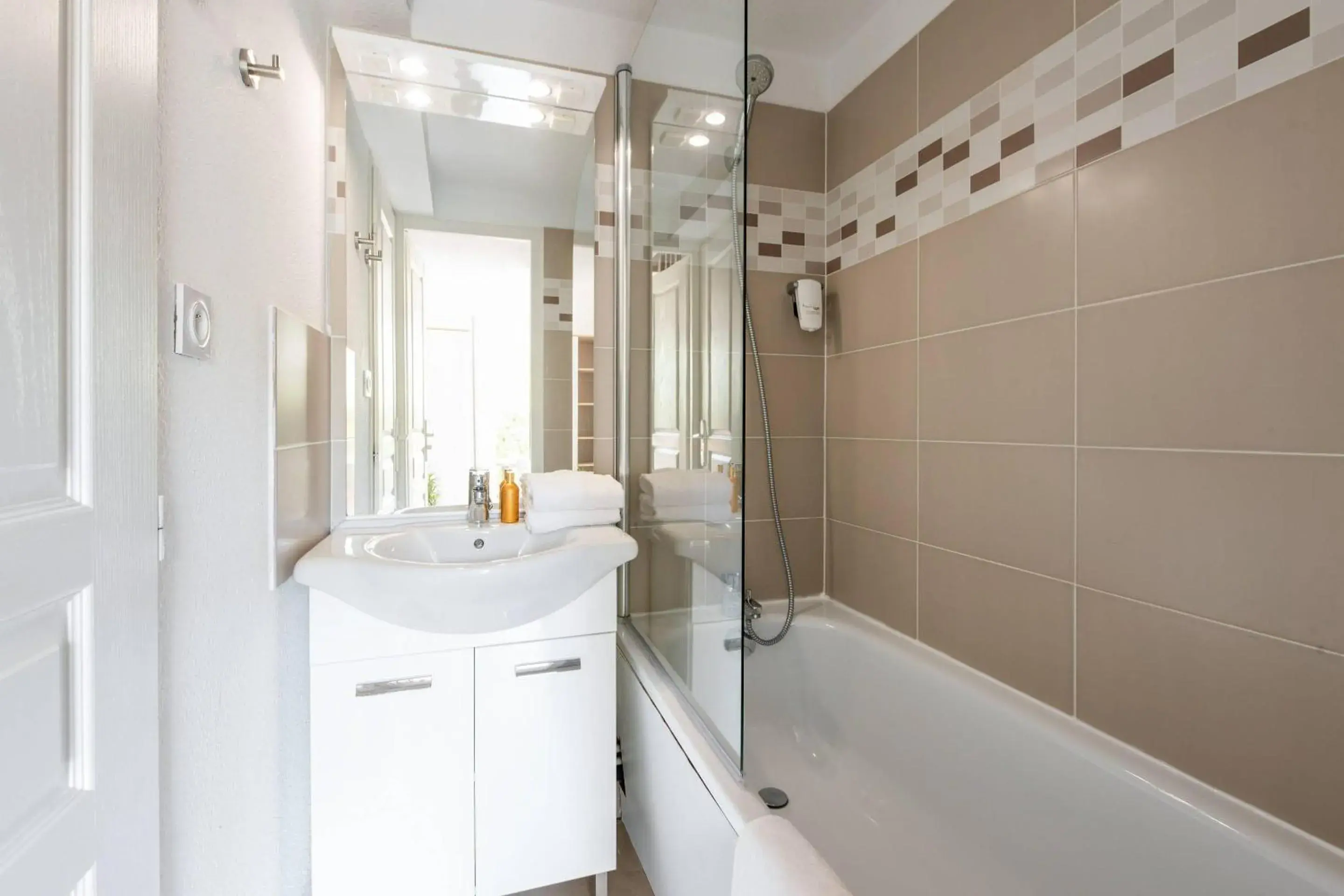 Bedroom in Comfort Aparthotel Mandelieu la Napoule Village Bedroom in Comfort Aparthotel Mandelieu la Napoule Village