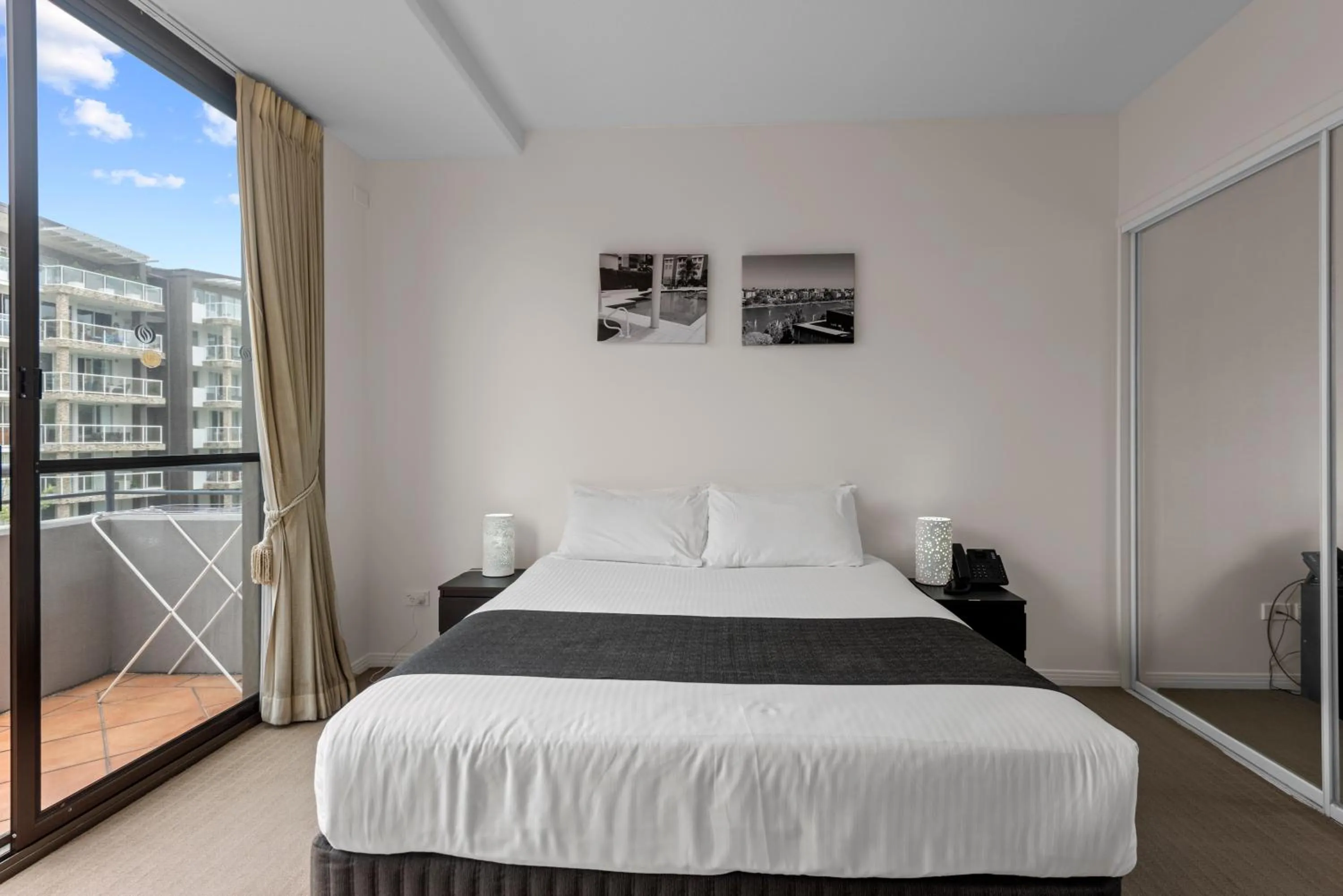 Bedroom, Bed in The Oasis Apartments