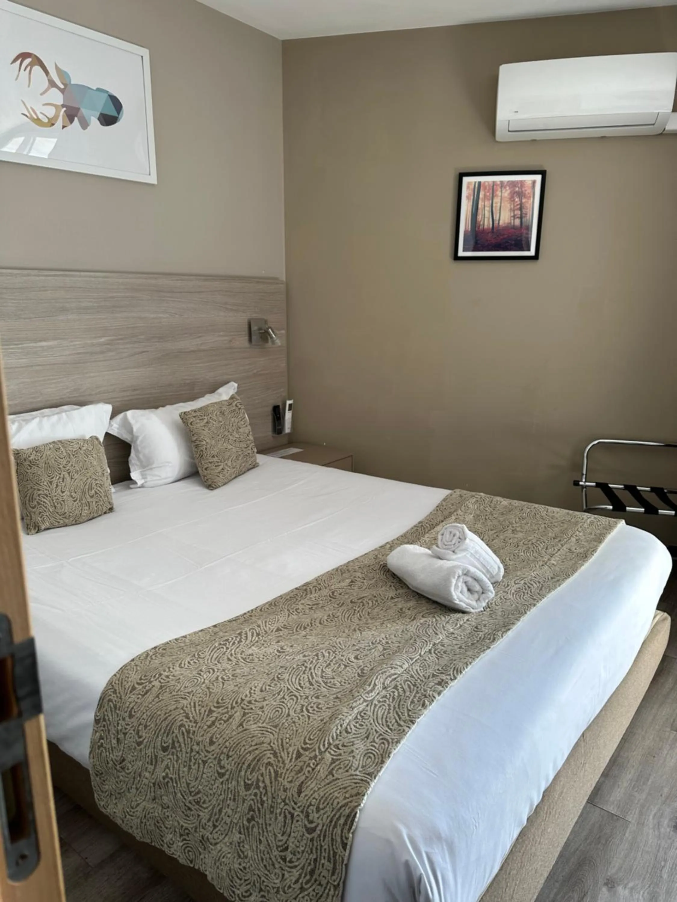 Bed in Hôtel La Rotonde