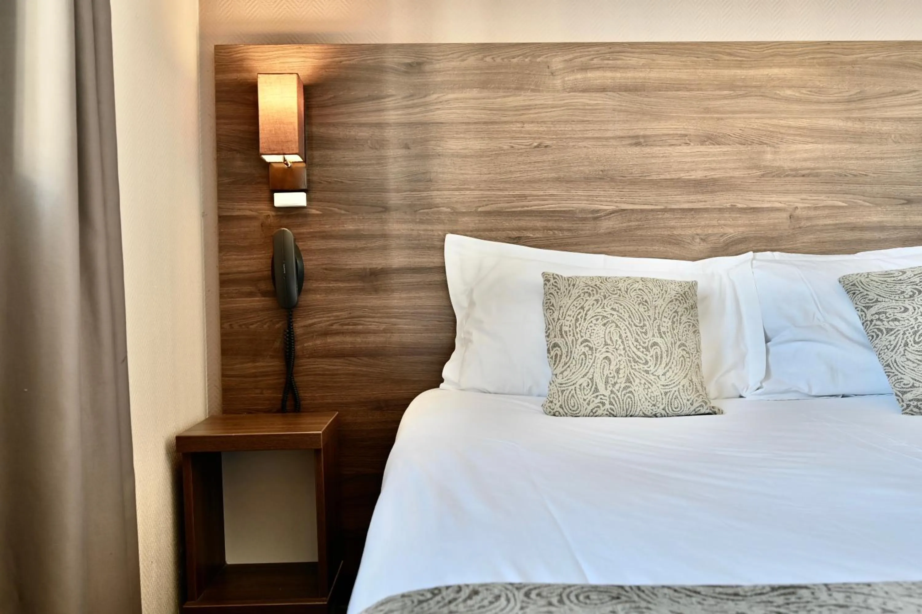 Bed in Hôtel La Rotonde