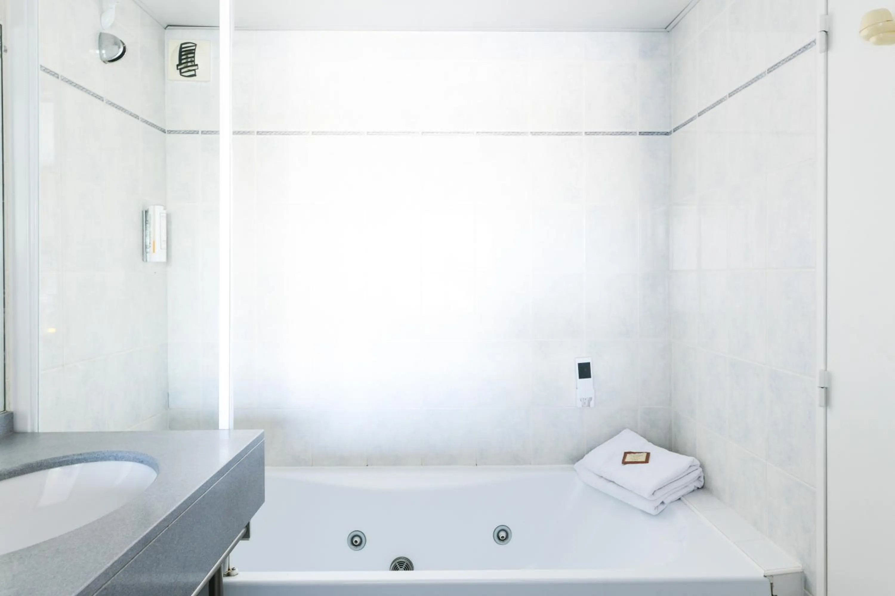 Bathroom in Hotel Le Pavillon Bleu