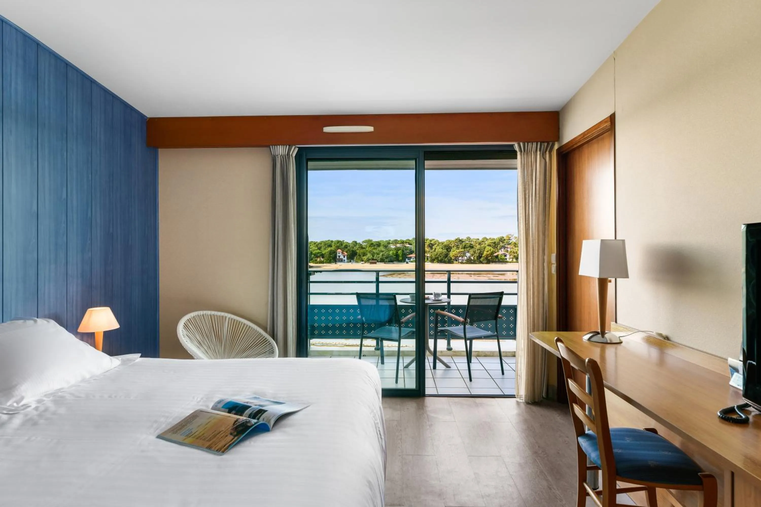 Bed in Hotel Le Pavillon Bleu