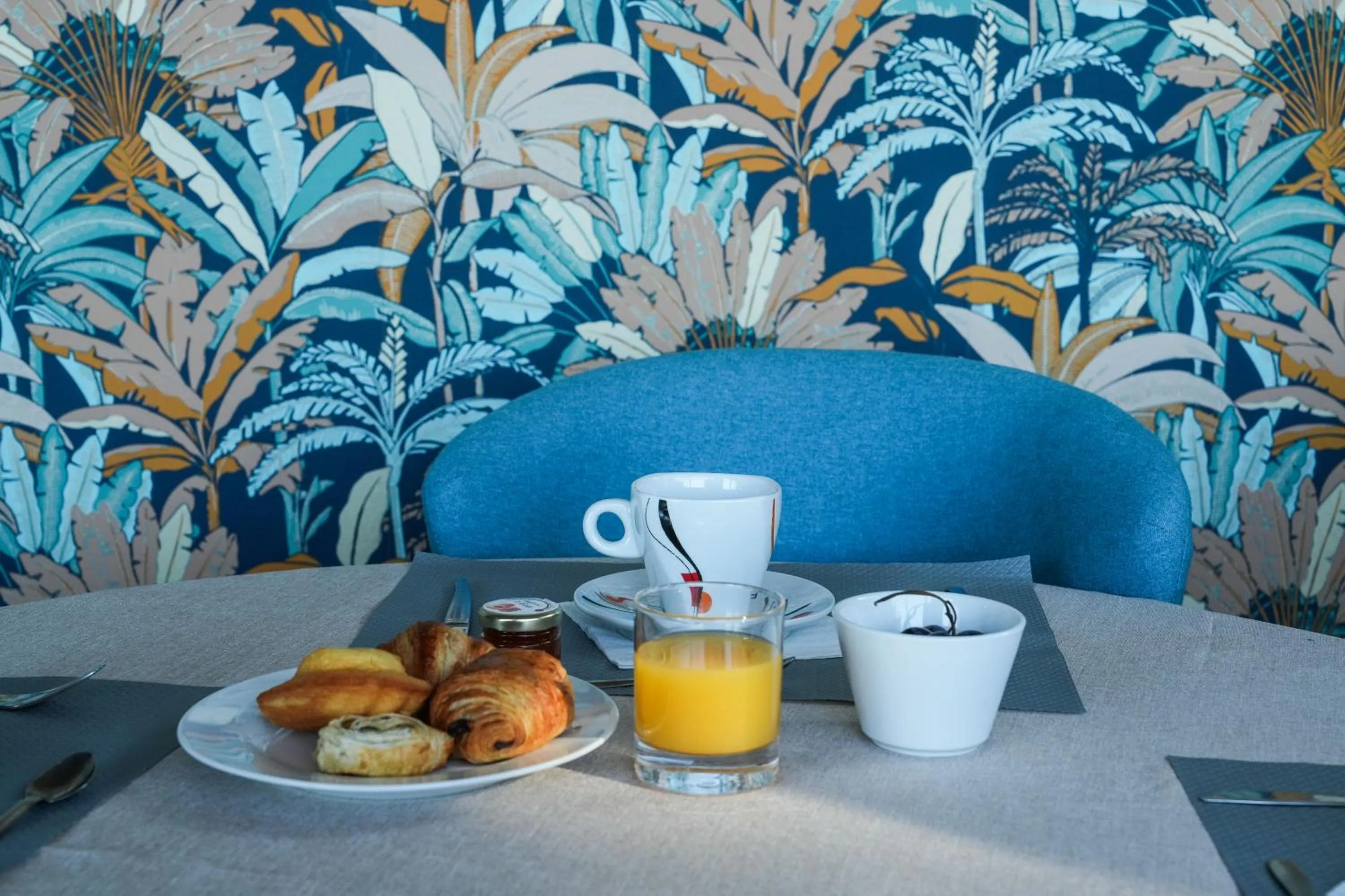 Breakfast in Hotel Le Pavillon Bleu