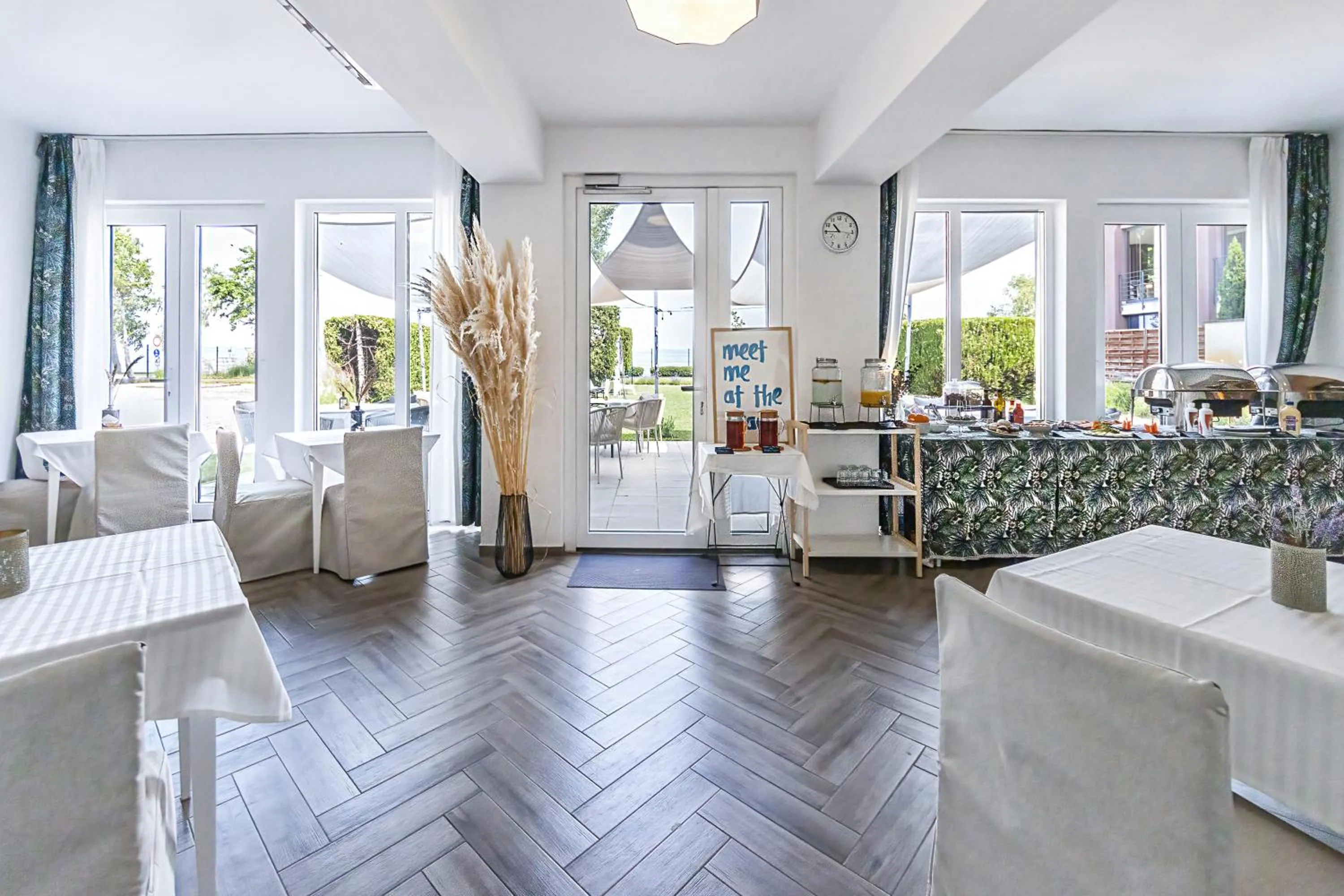 Restaurant/places to eat in PLAGE-ON Panzió