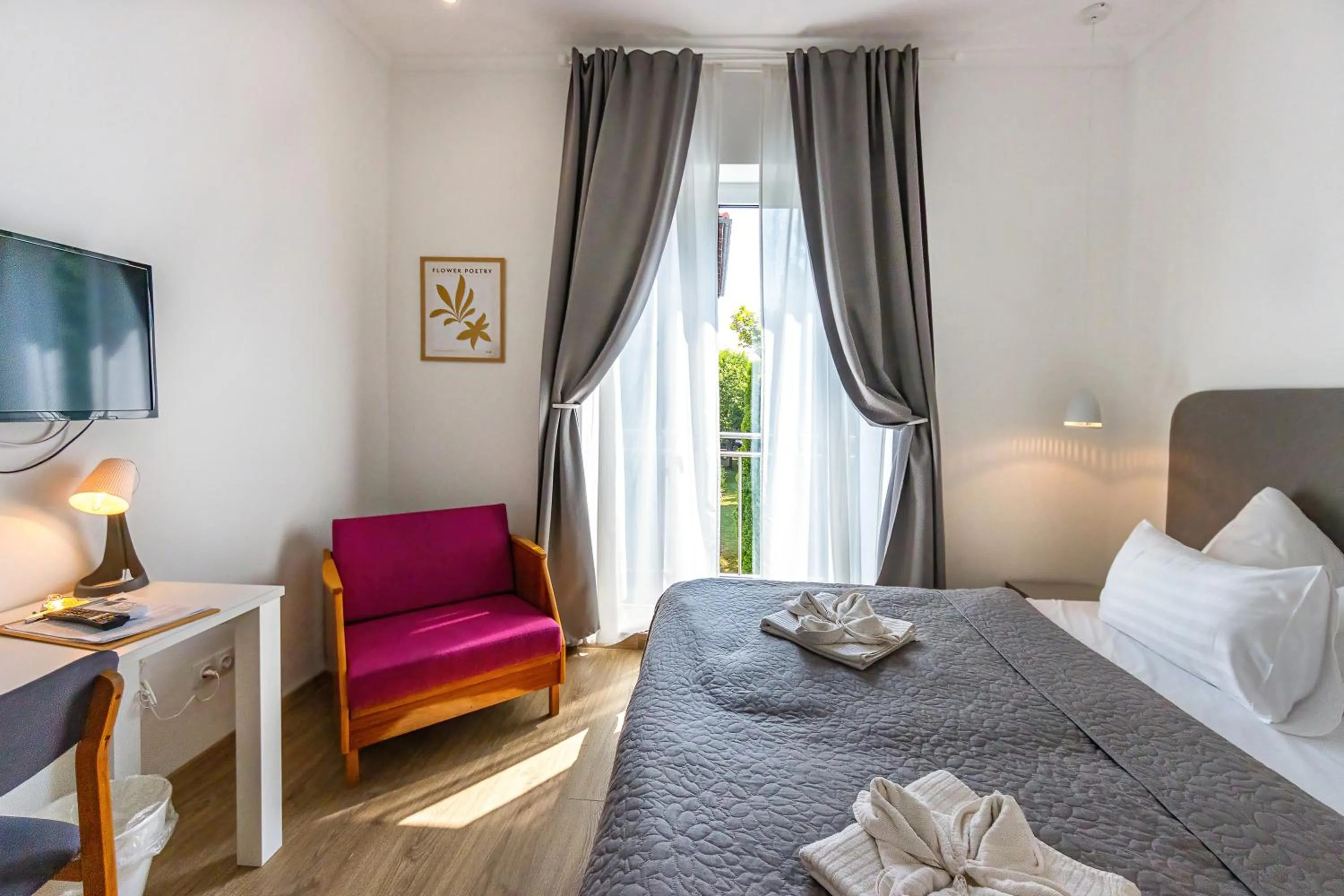 Photo of the whole room, Bed in PLAGE-ON Panzió