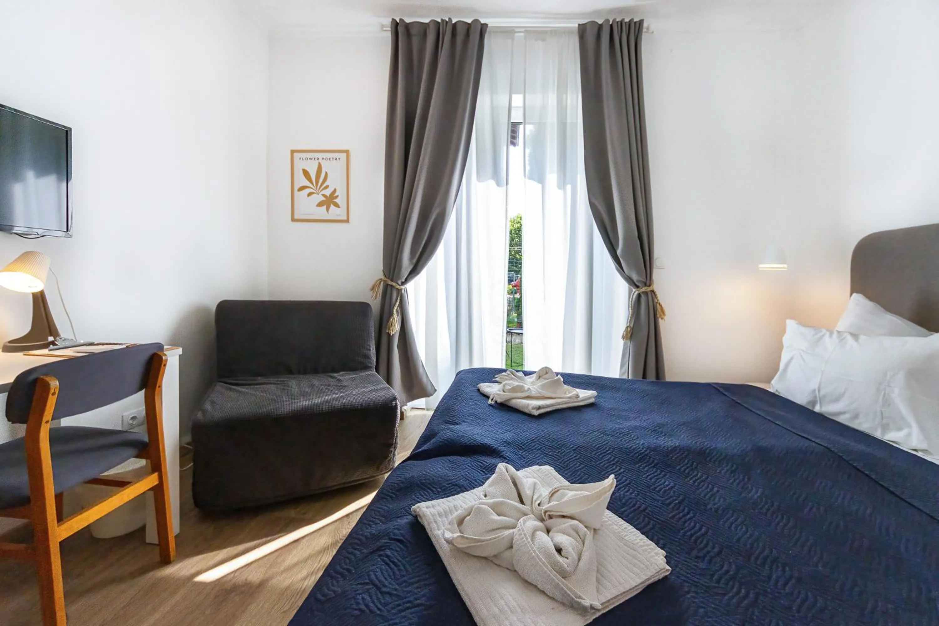 Photo of the whole room, Bed in PLAGE-ON Panzió