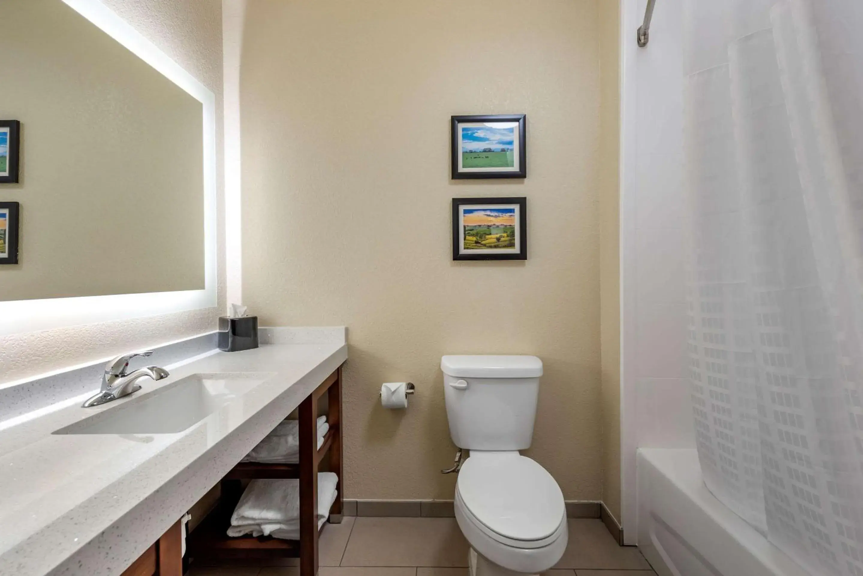 King Suite - Accessible/Non-Smoking in Comfort Suites Dry Ridge King Suite - Accessible/Non-Smoking in Comfort Suites Dry Ridge