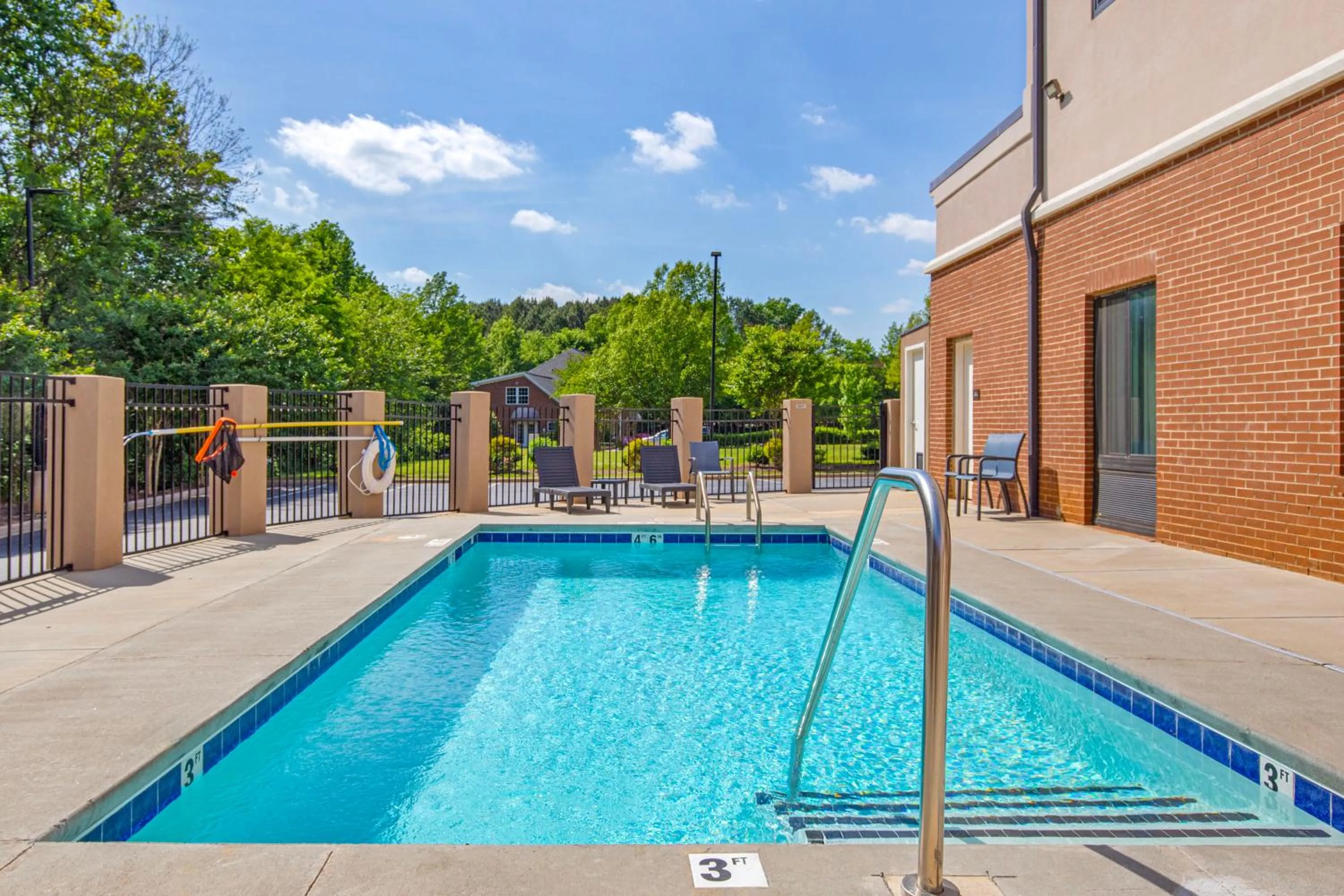Swimming pool in Comfort Suites Greensboro-High Point