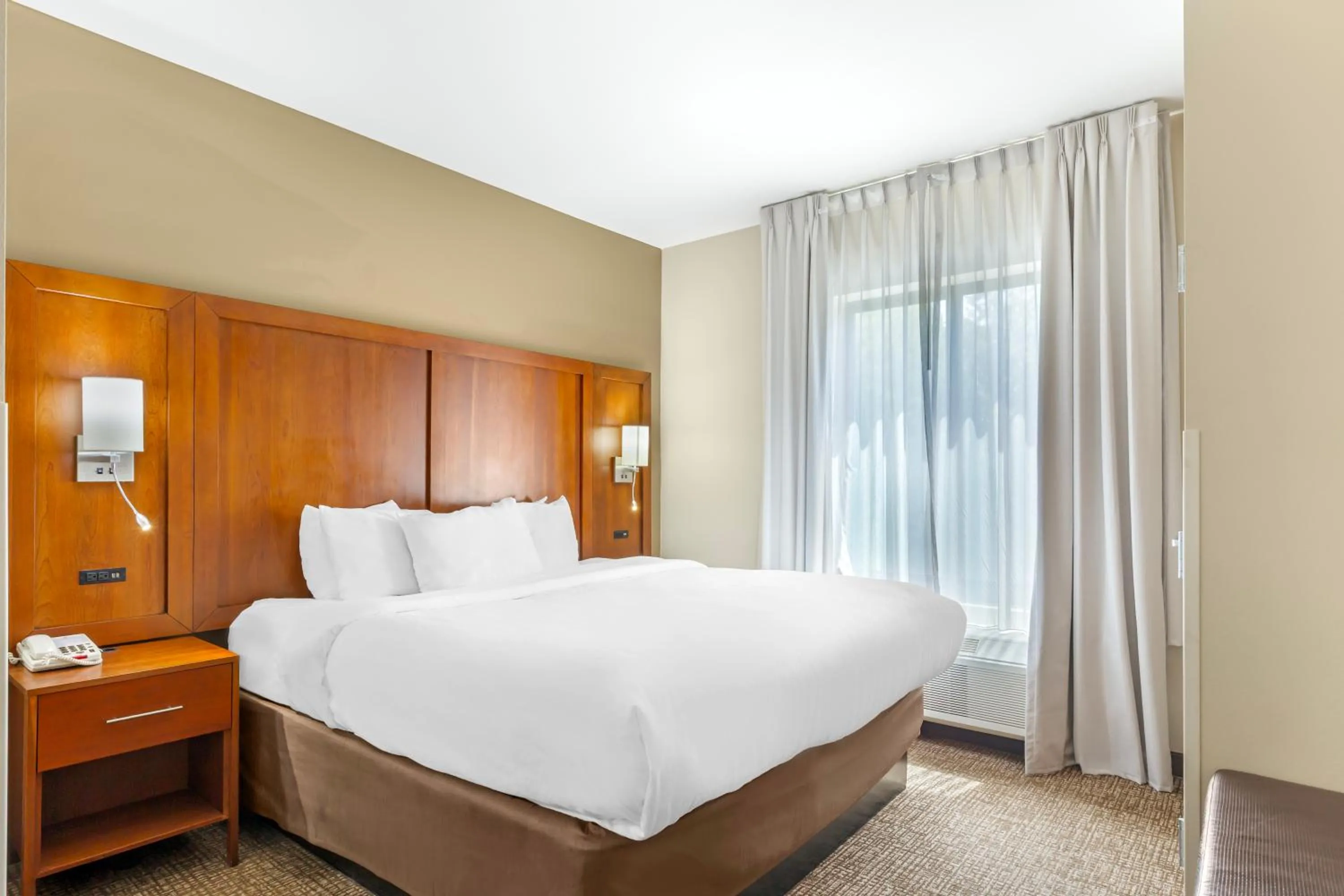 Bedroom, Bed in Comfort Suites Greensboro-High Point