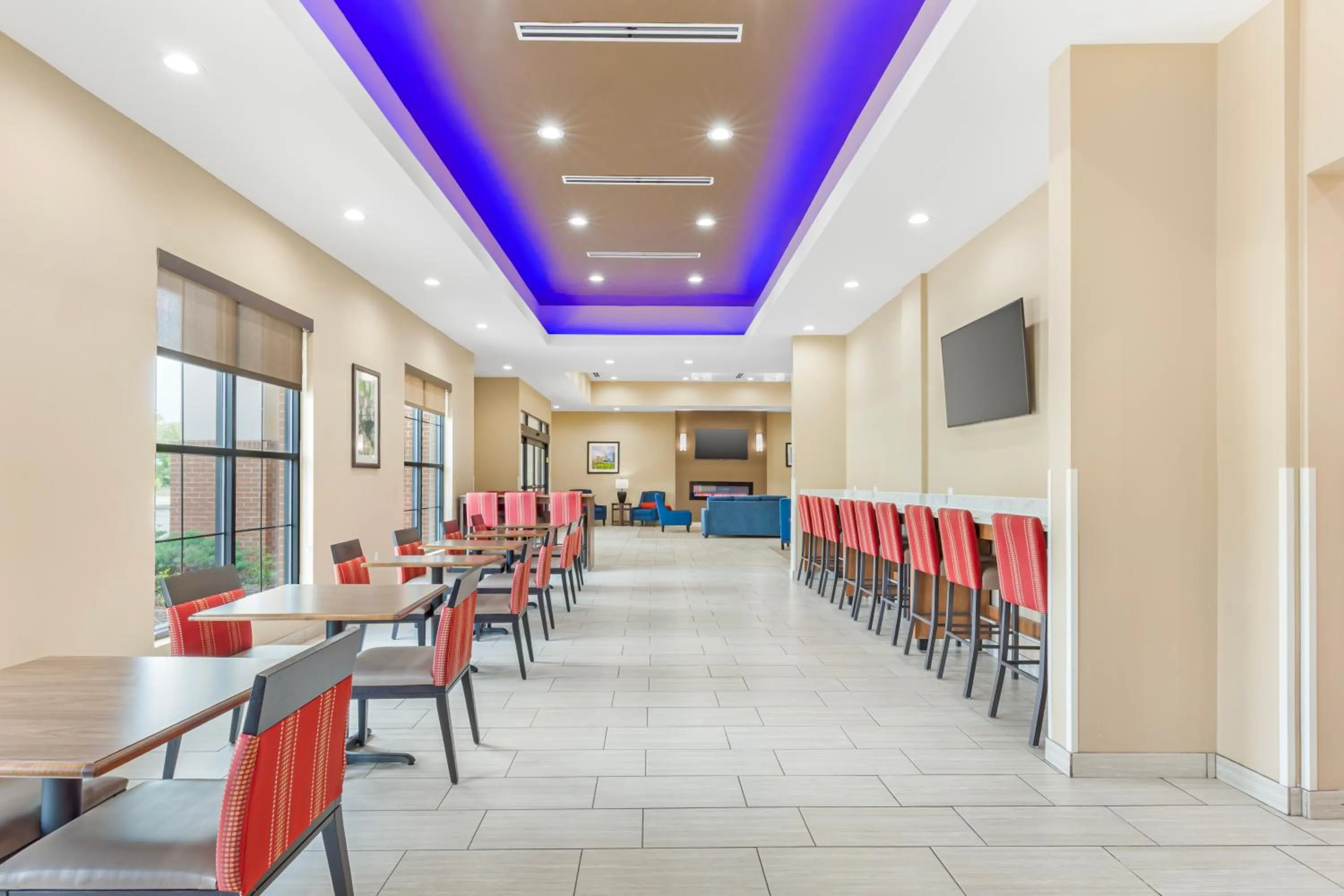 Dining area in Comfort Suites Greensboro-High Point