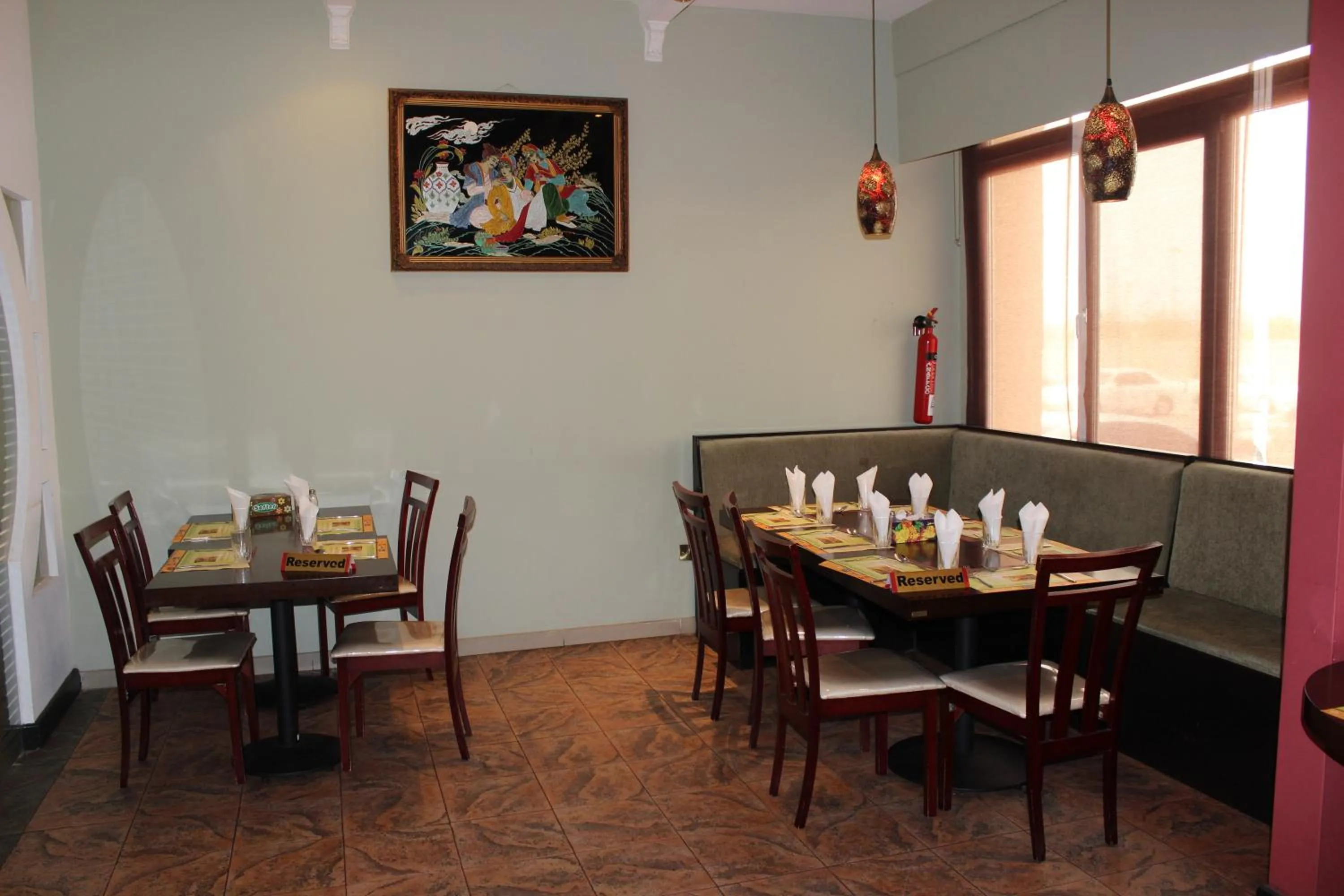 Restaurant/places to eat in Gulf Crown Hotel Apartment