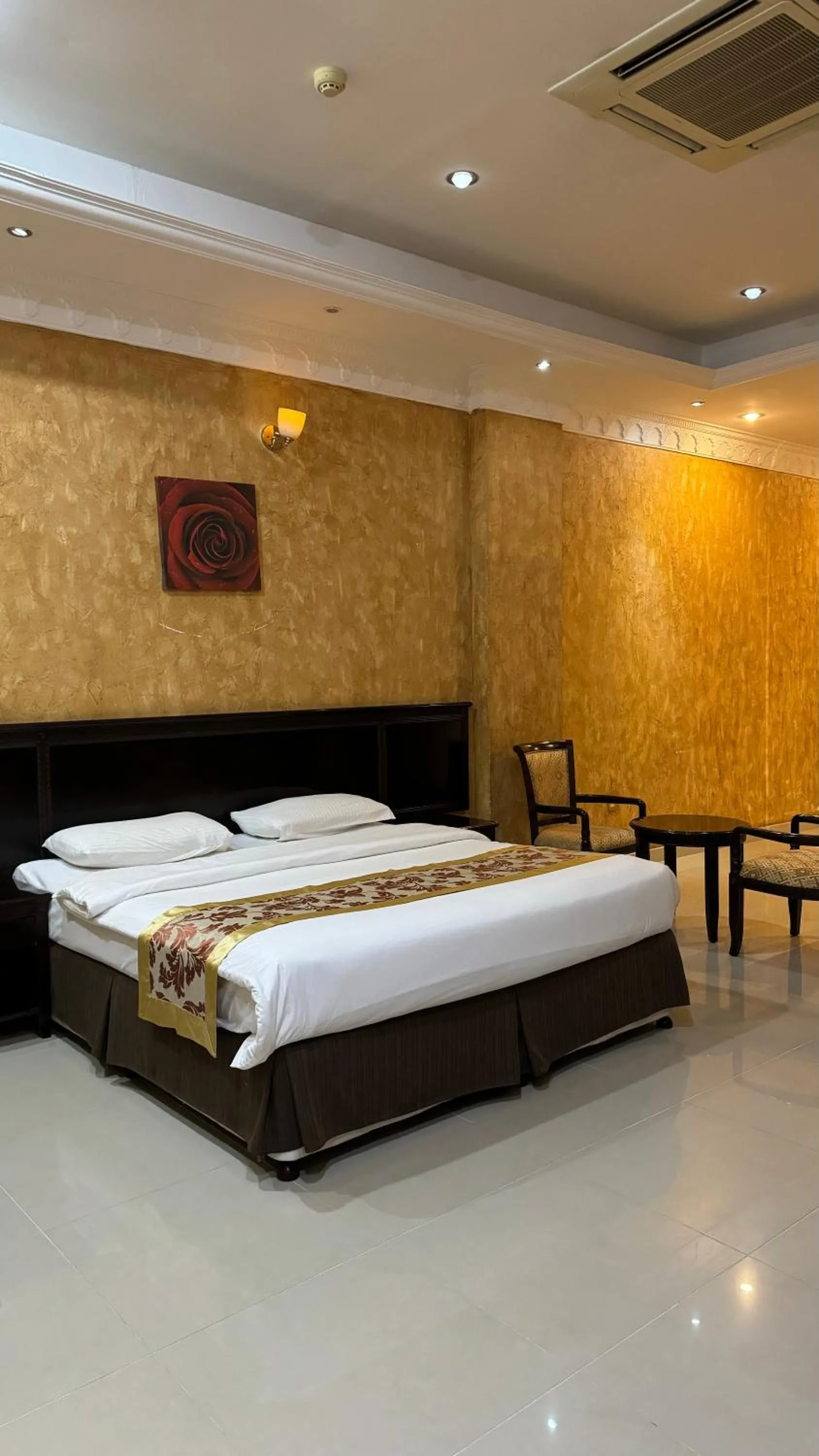 Bed in Gulf Crown Hotel Apartment