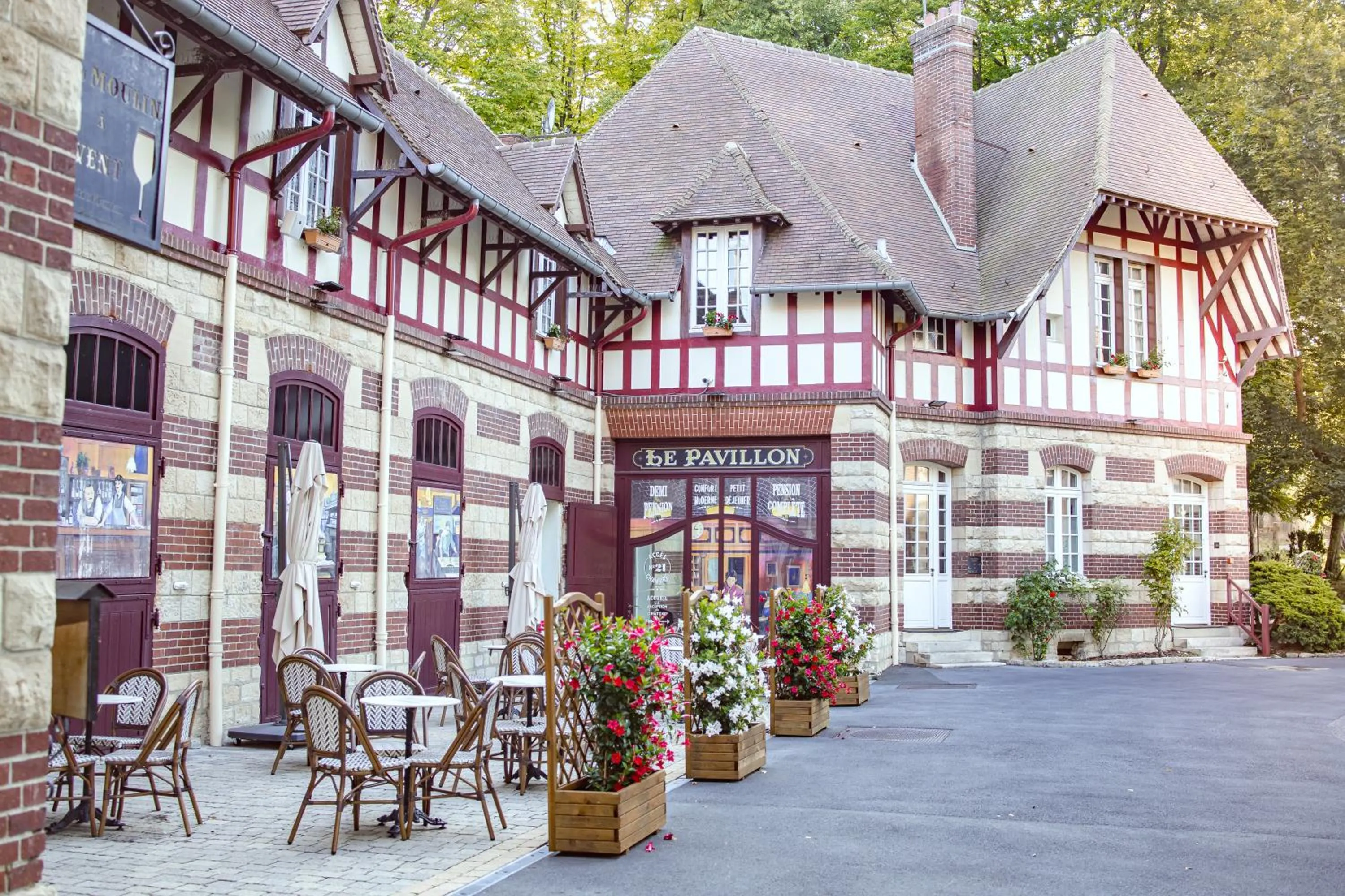 Restaurant/places to eat in Le Château de la Tour