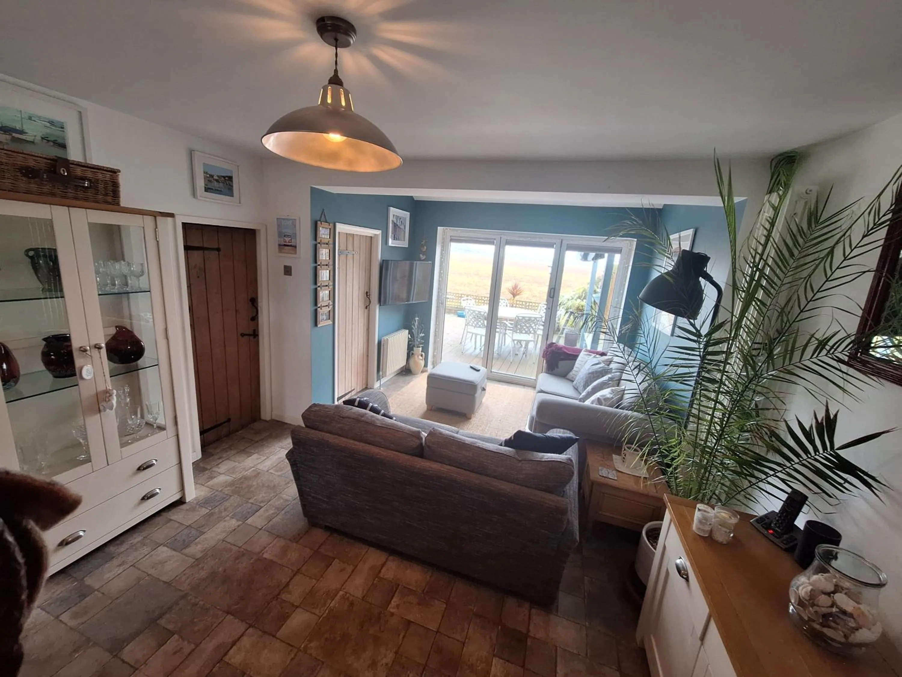 By the sea, home from home sleeps 6