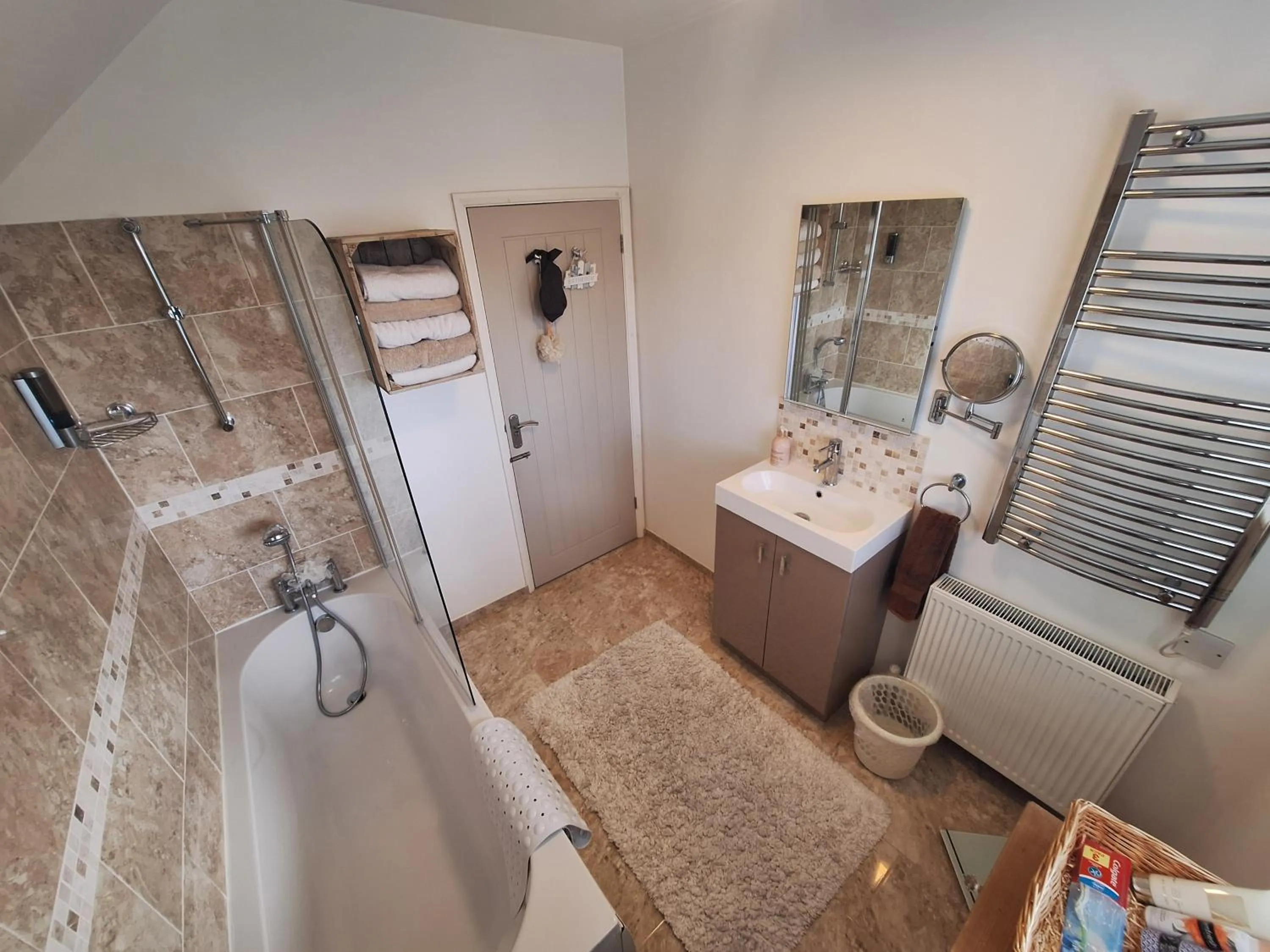 By the sea, home from home sleeps 6