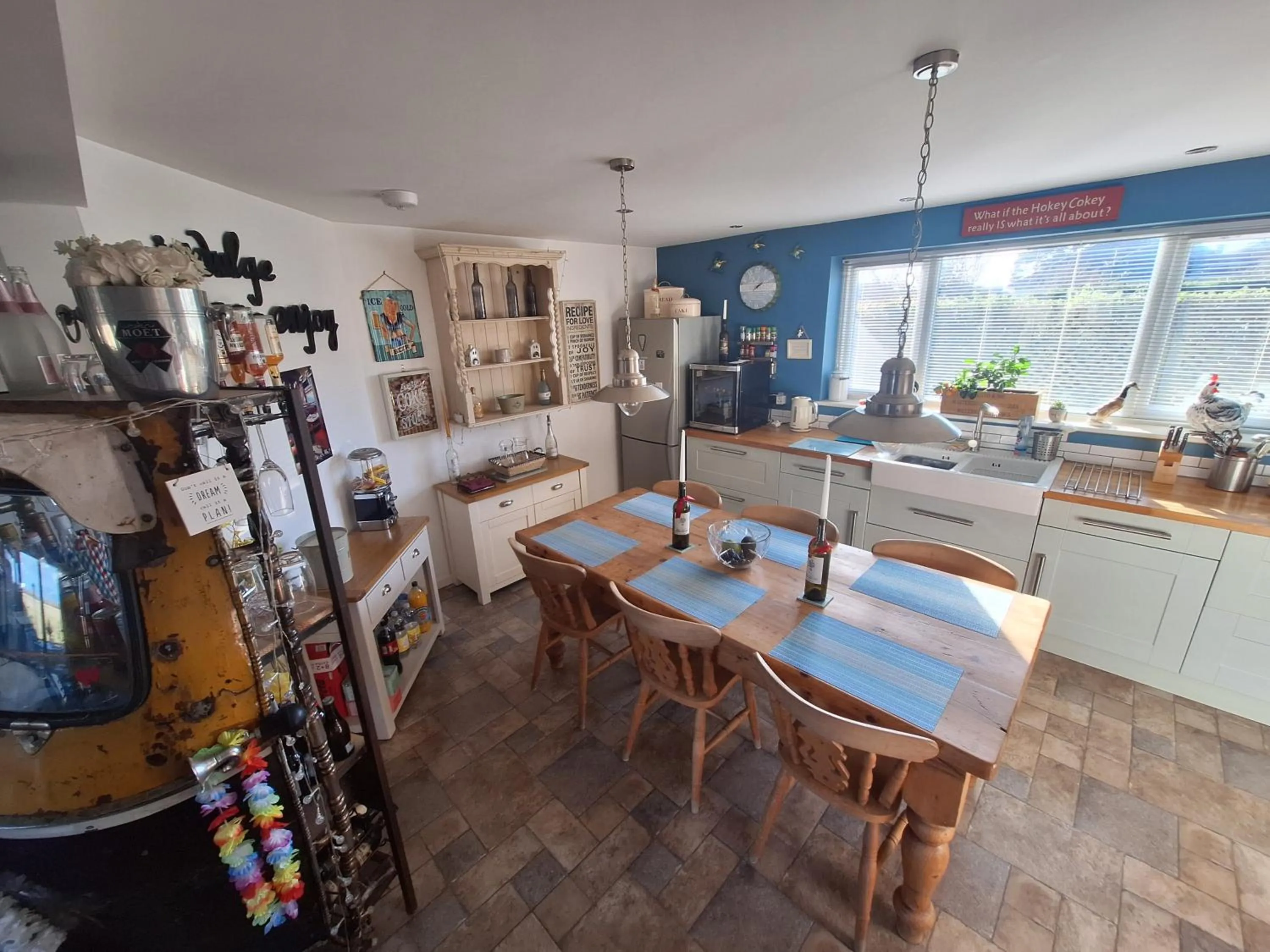 By the sea, home from home sleeps 6