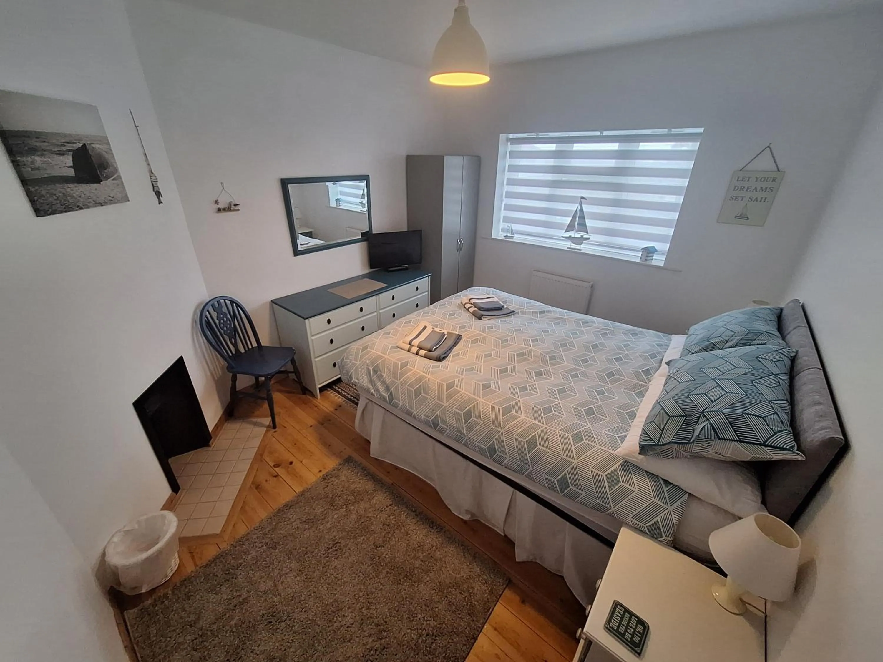 By the sea, home from home sleeps 6