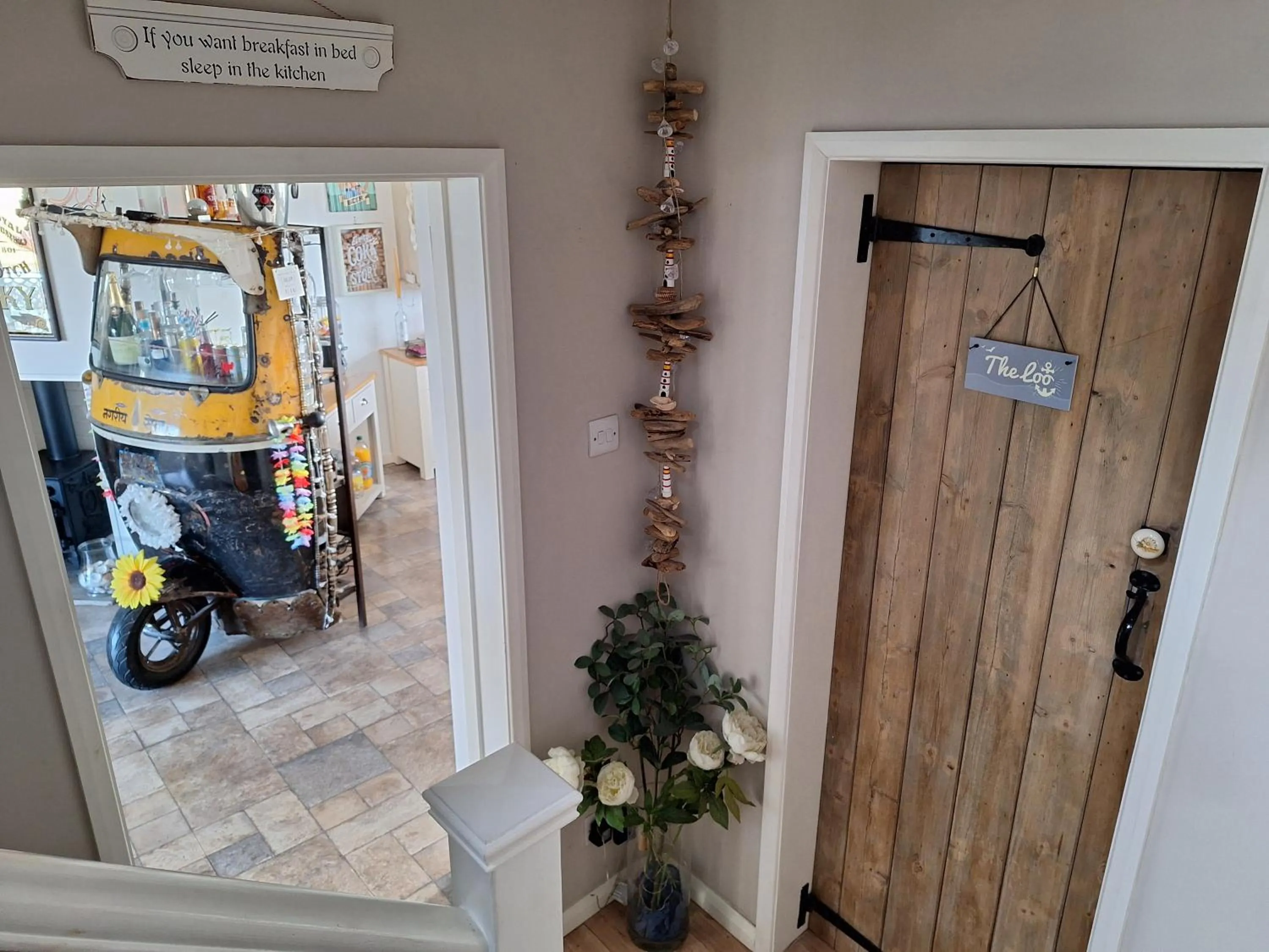 By the sea, home from home sleeps 6