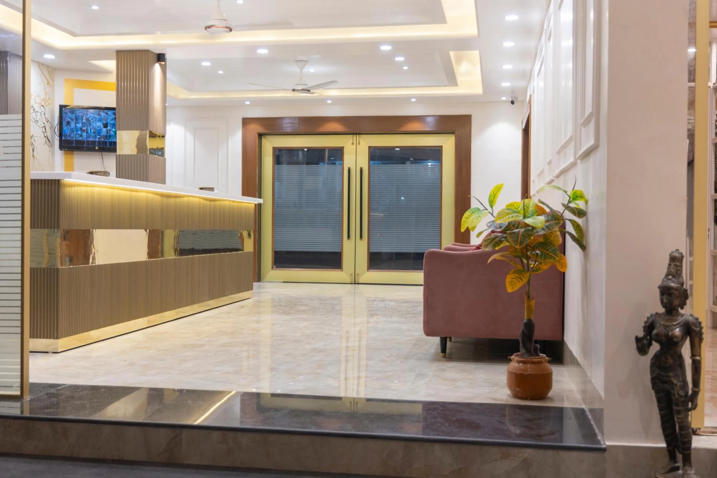 Property building, Bed in Hotel Harmony