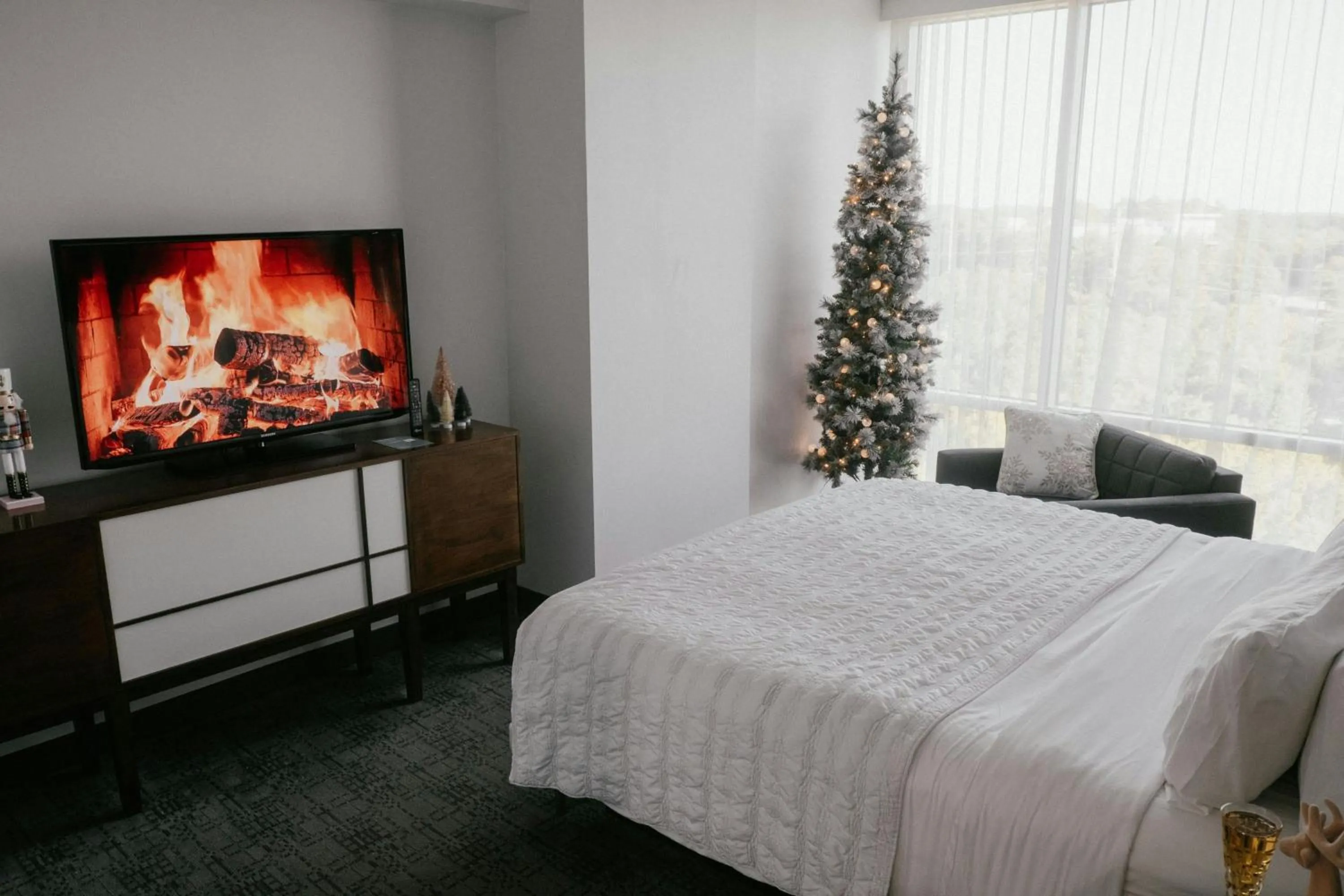 Bedroom, Bed in Le Meridien Atlanta Perimeter