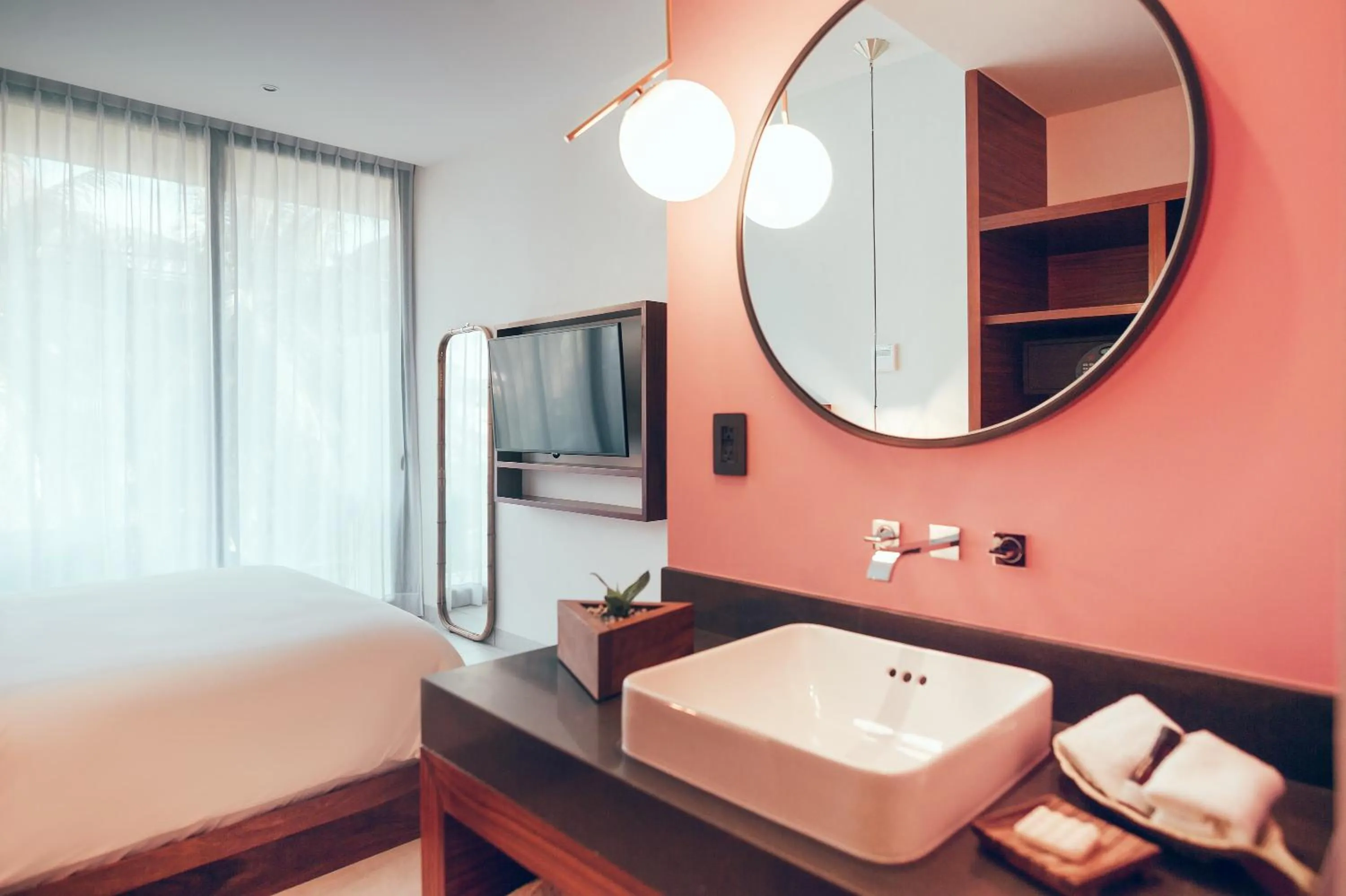 Bathroom, Bed in CALIXTA Hotel