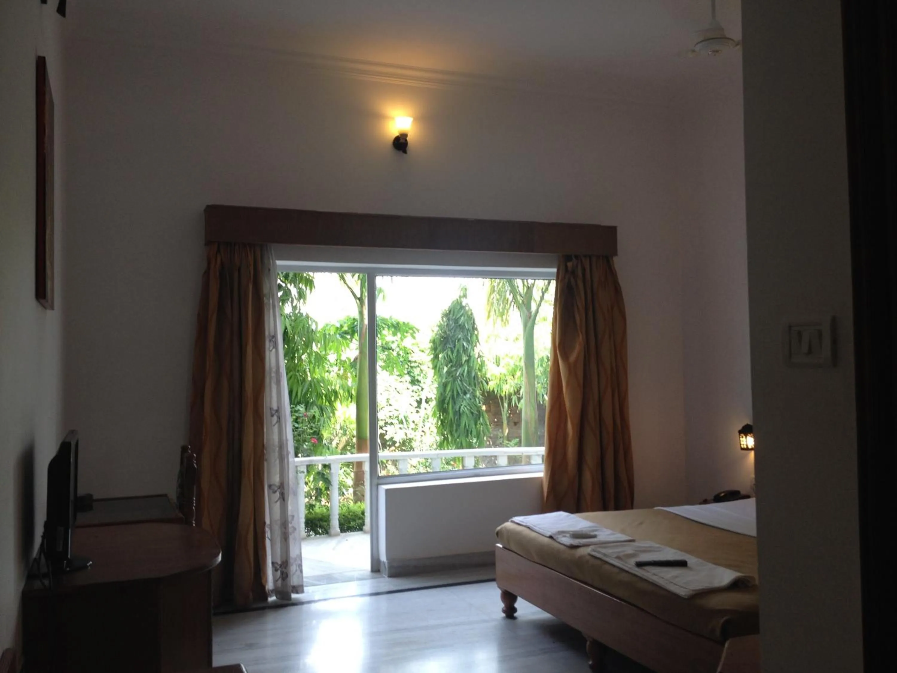 View (from property/room), Bed in Hotel isabel Palace