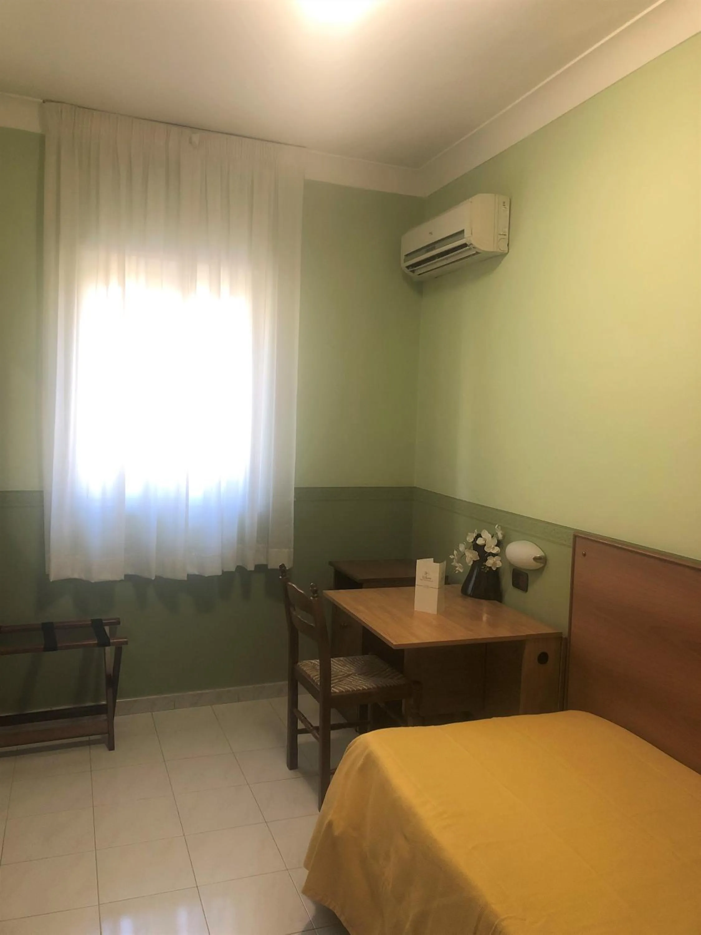 Single Room in Yellow Park Hotel