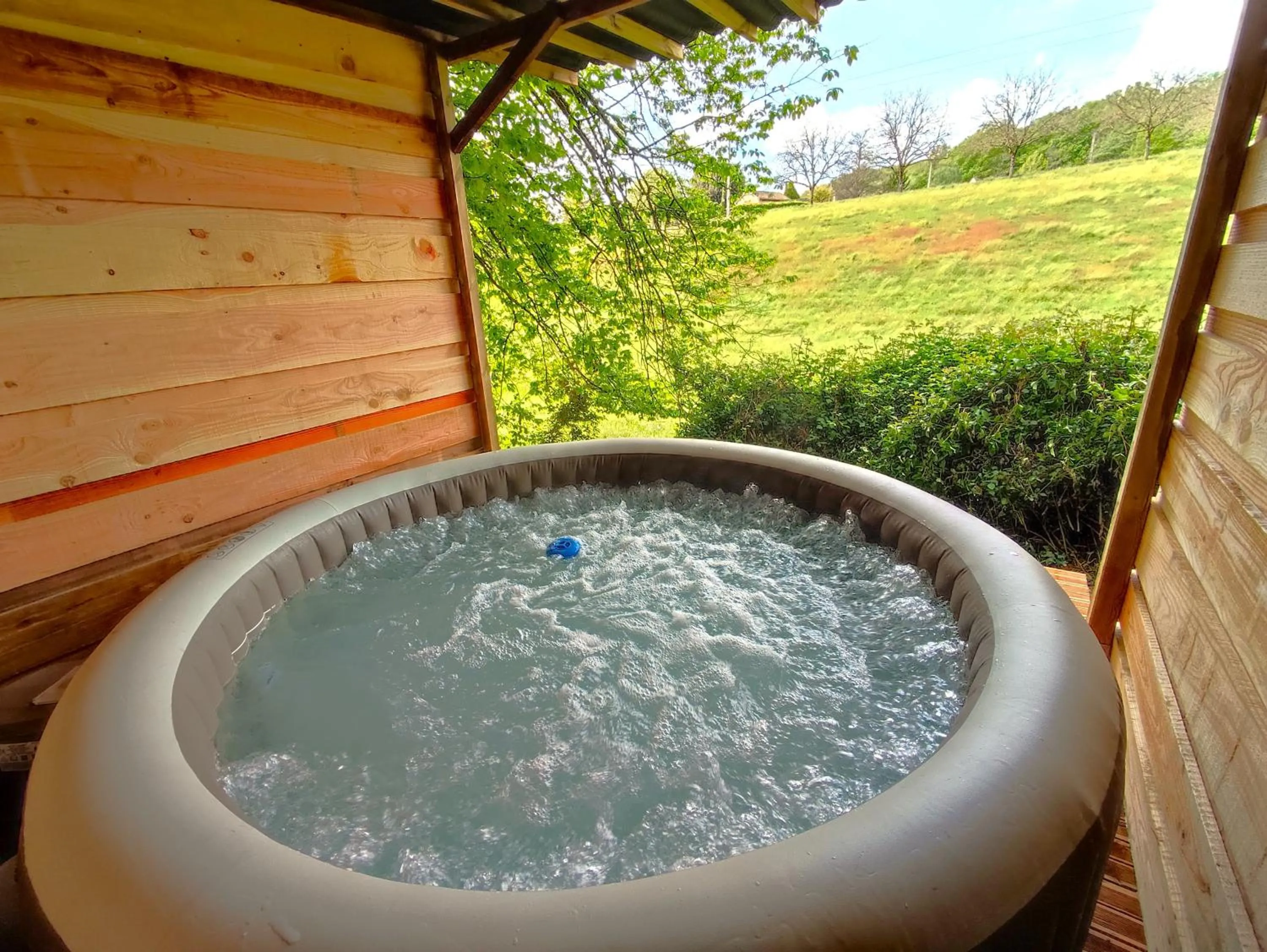 Hot Tub in La Maison de Tari