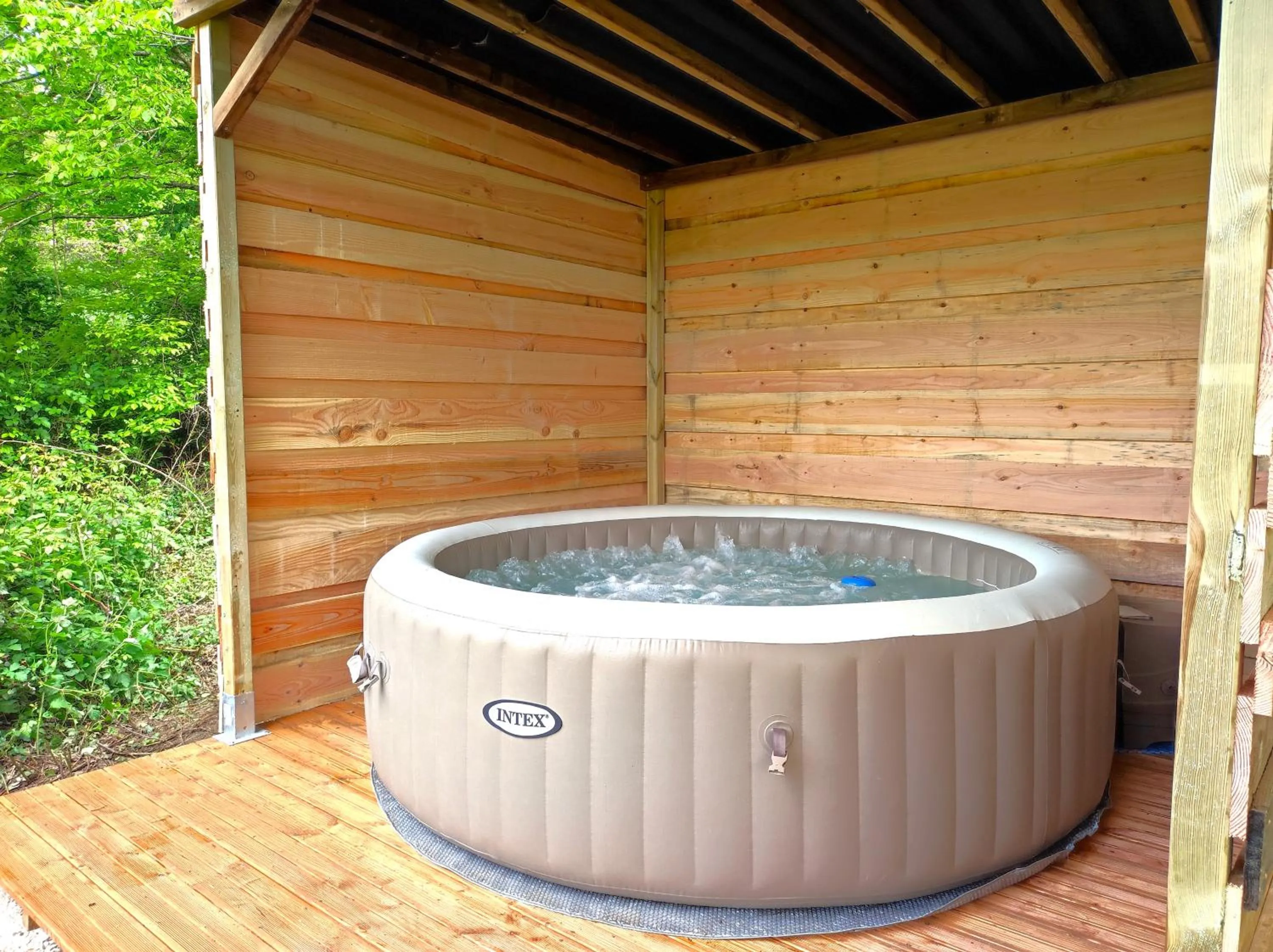 Hot Tub in La Maison de Tari
