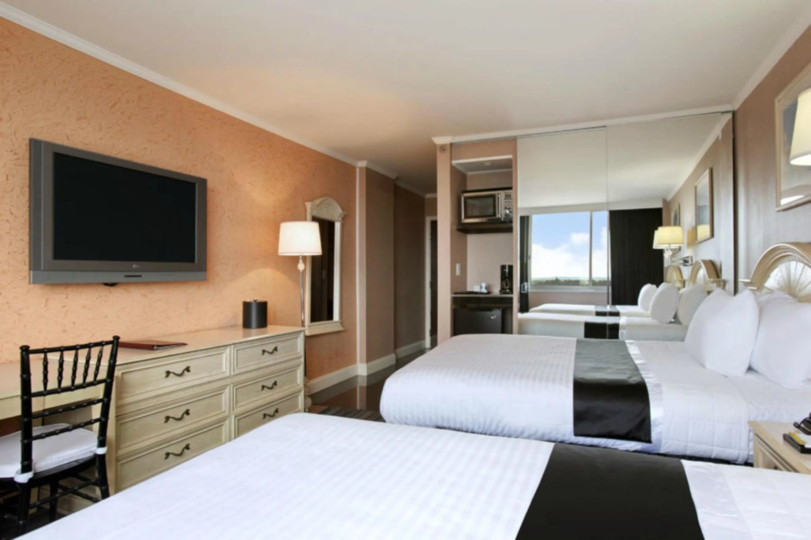 Photo of the whole room, Bed in Meadowlands View Hotel